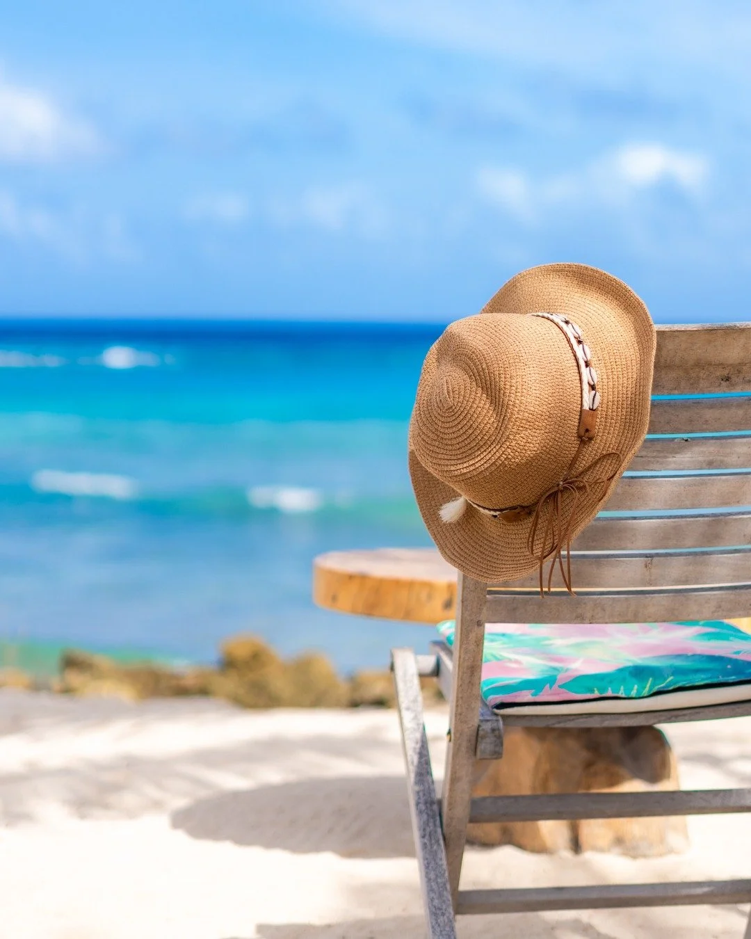 Sunscreen? Check! Hat to block the sun so I can stare at the sea? Check! 
Only thing missing: a cold drink in my hand. 🧉