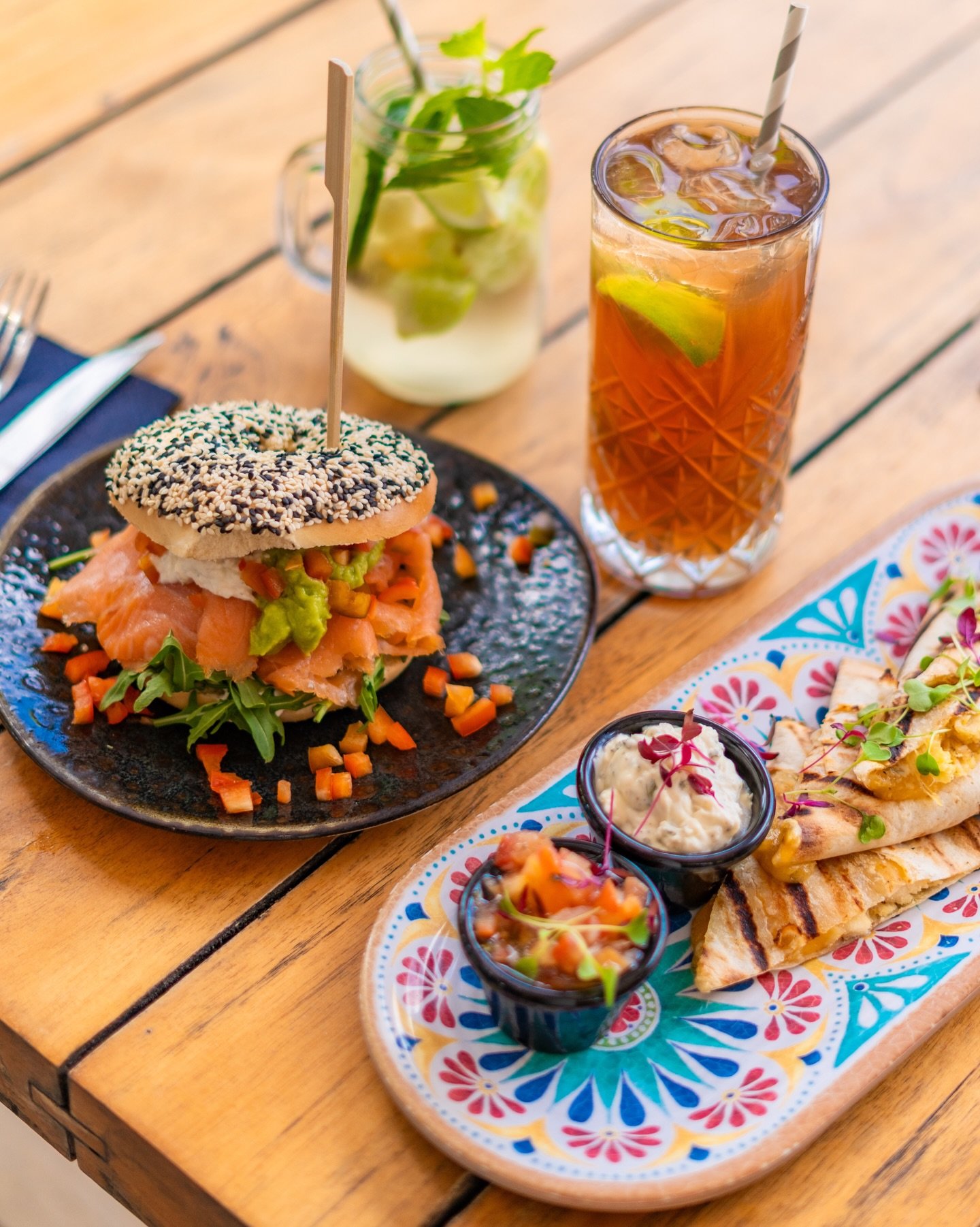Salmon bagel kind of lunch + a fizzy ginger sip = my type of afternoon. 🥯✨