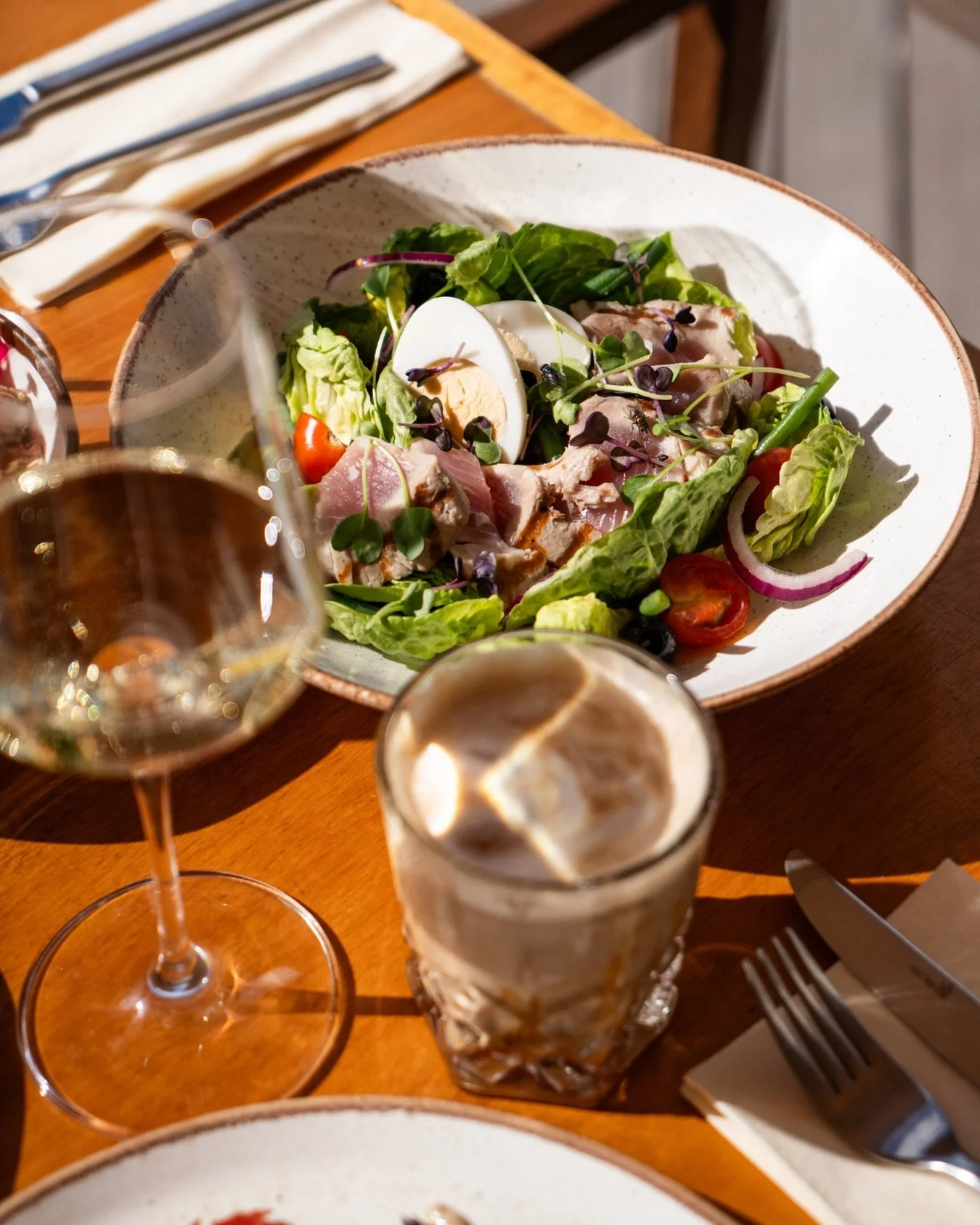 From the seared tuna to the glass of white, everything on this table says long lunch at Zest. 

#zestcura&ccedil;ao #curacao #zestbeachcafe