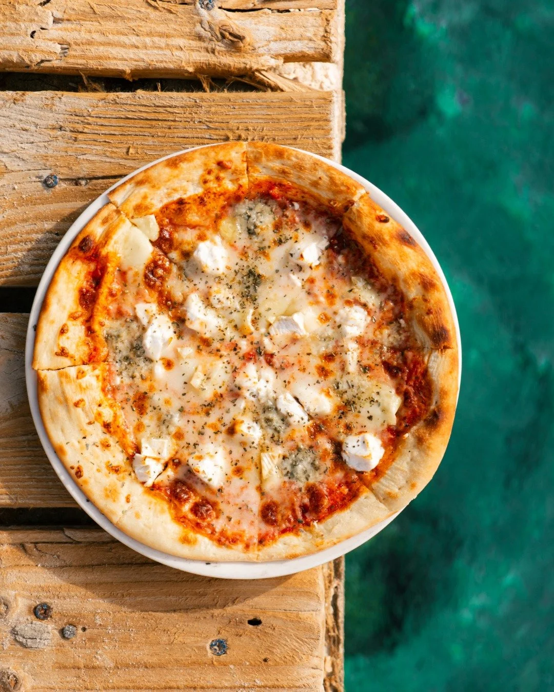 "Pizza Quattro Formaggi" 🧀 🌊
Crispy crust, melted cheese, sea view included. Lunch at Zanzibar knows exactly what it&rsquo;s doing.