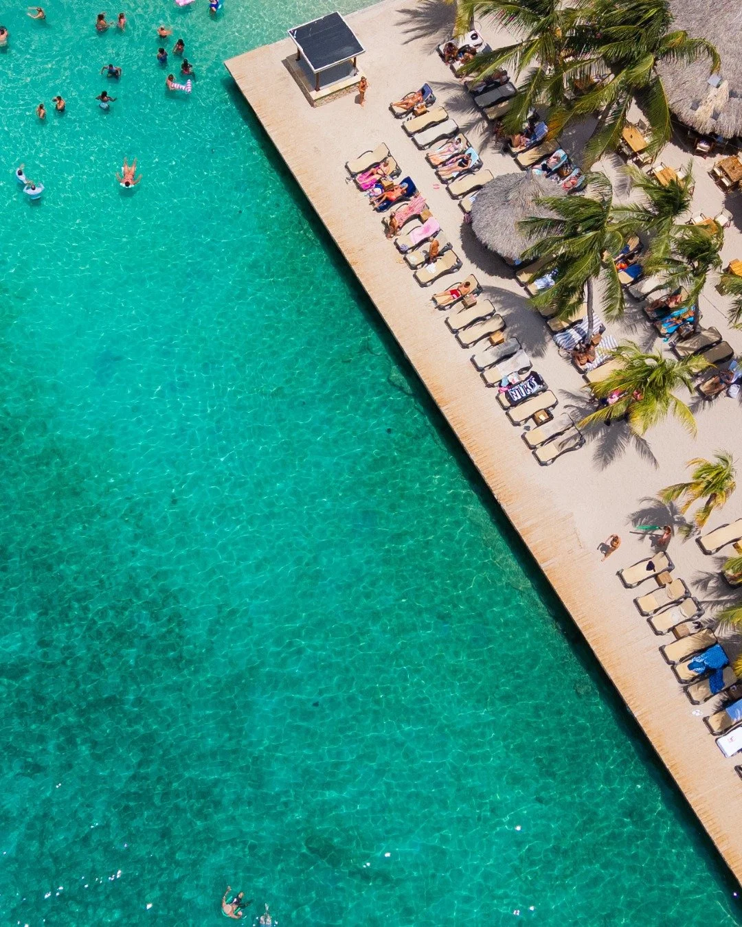 Sunbeds lined up, sea showing off, afternoon basically planned for you.