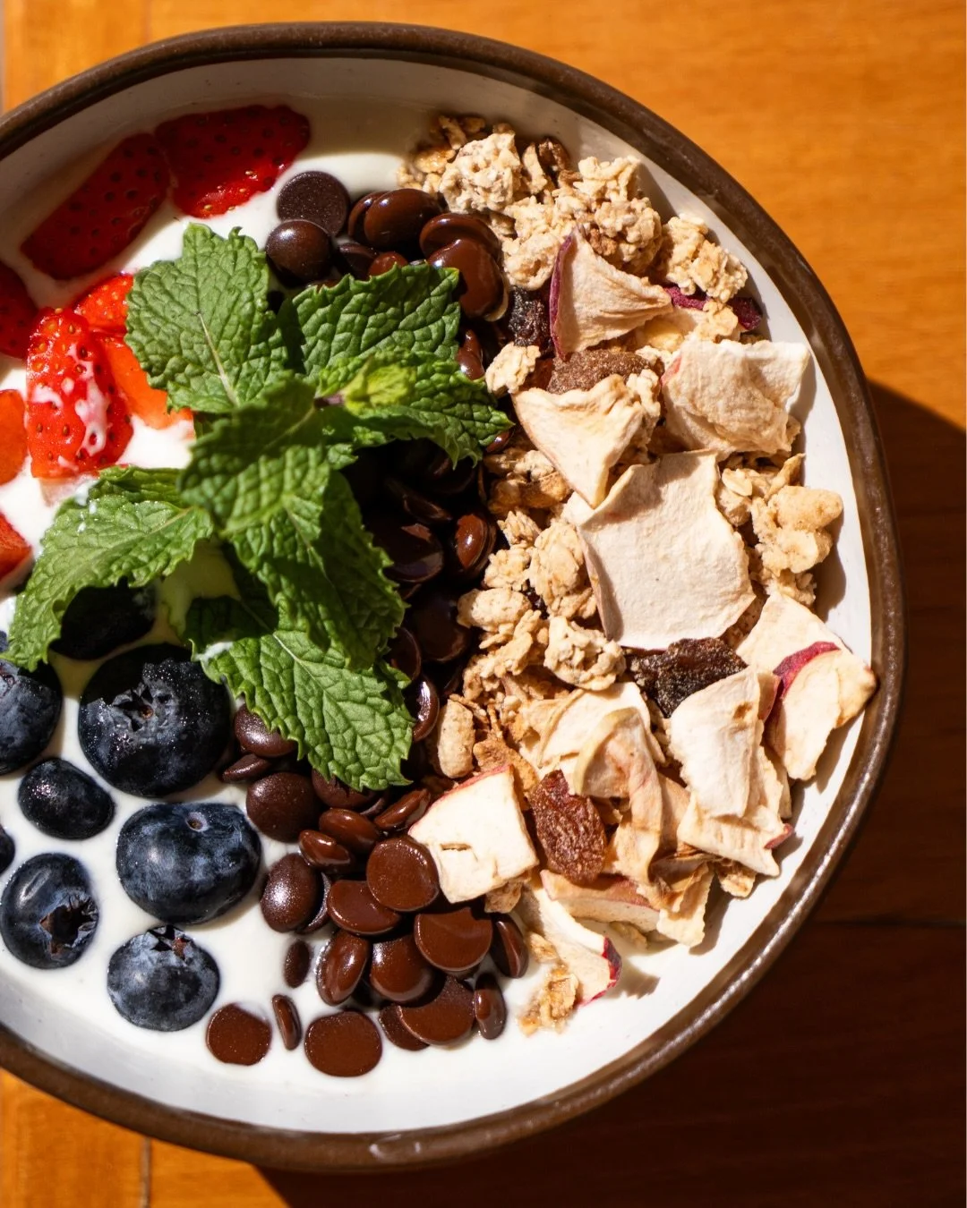 Breakfast that looks like sunshine. ☀️😌
Crunchy granola, fresh fruit and mint on top.

#zestcura&ccedil;ao #curacao #zestrestaurant #janthiel