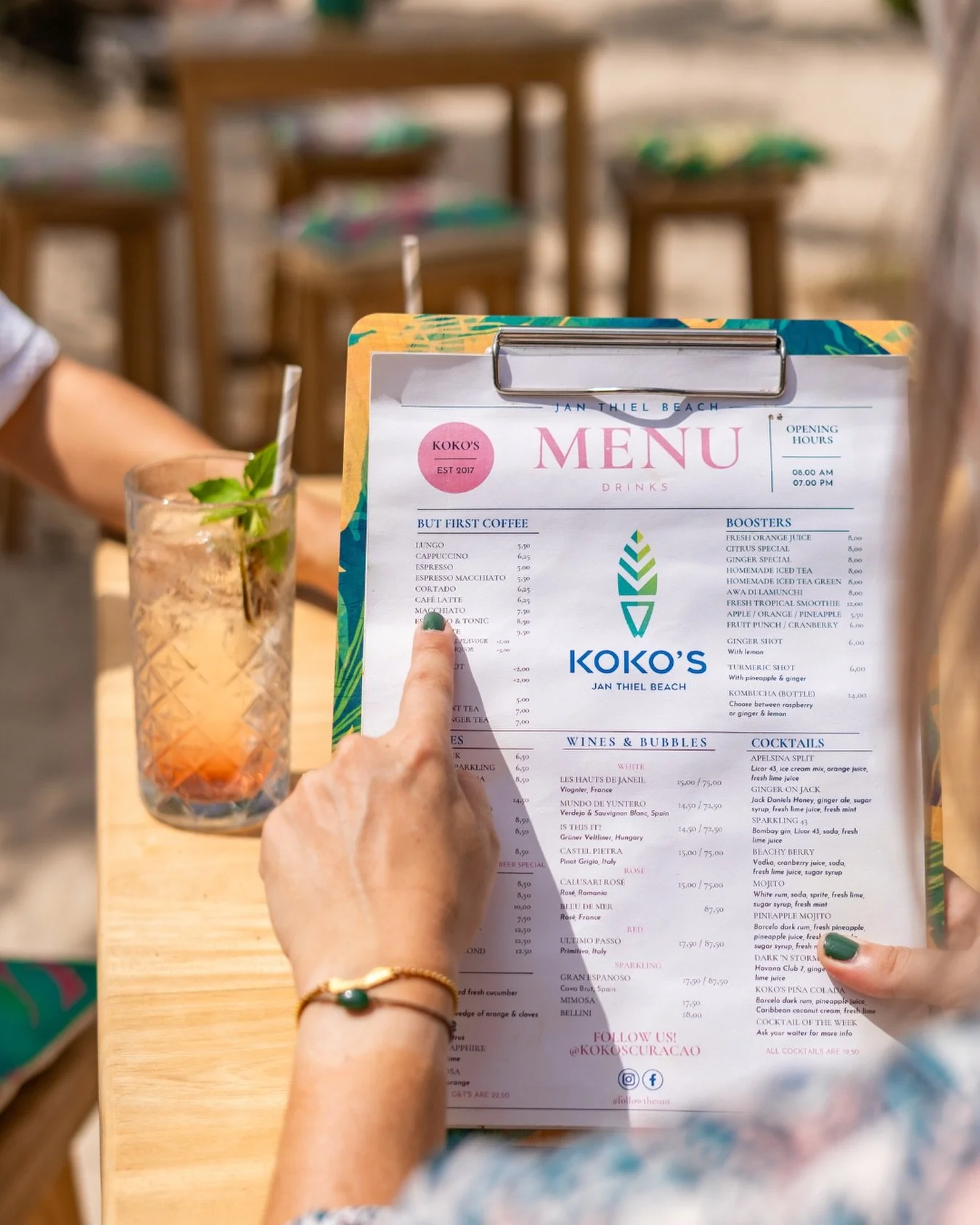 Golden hour looks even better with a cold drink in hand..

#oceanview #sunandsand #janthiel #kokoscuracao #relaxedatthebeach
