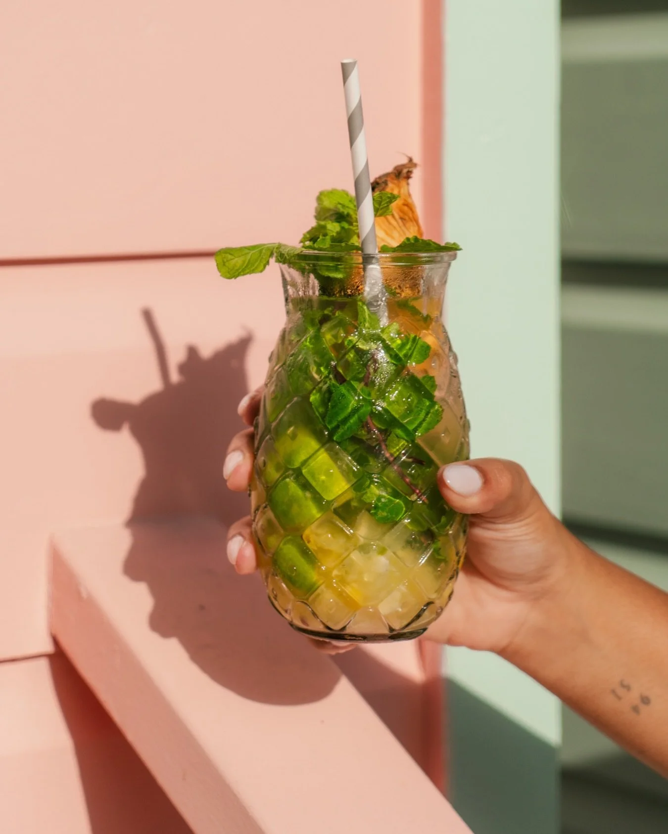 Mint, pineapple, ice, and a little bit of island mood in one glass.

#oceanview #sunandsand #janthiel #kokoscuracao #relaxedatthebeach