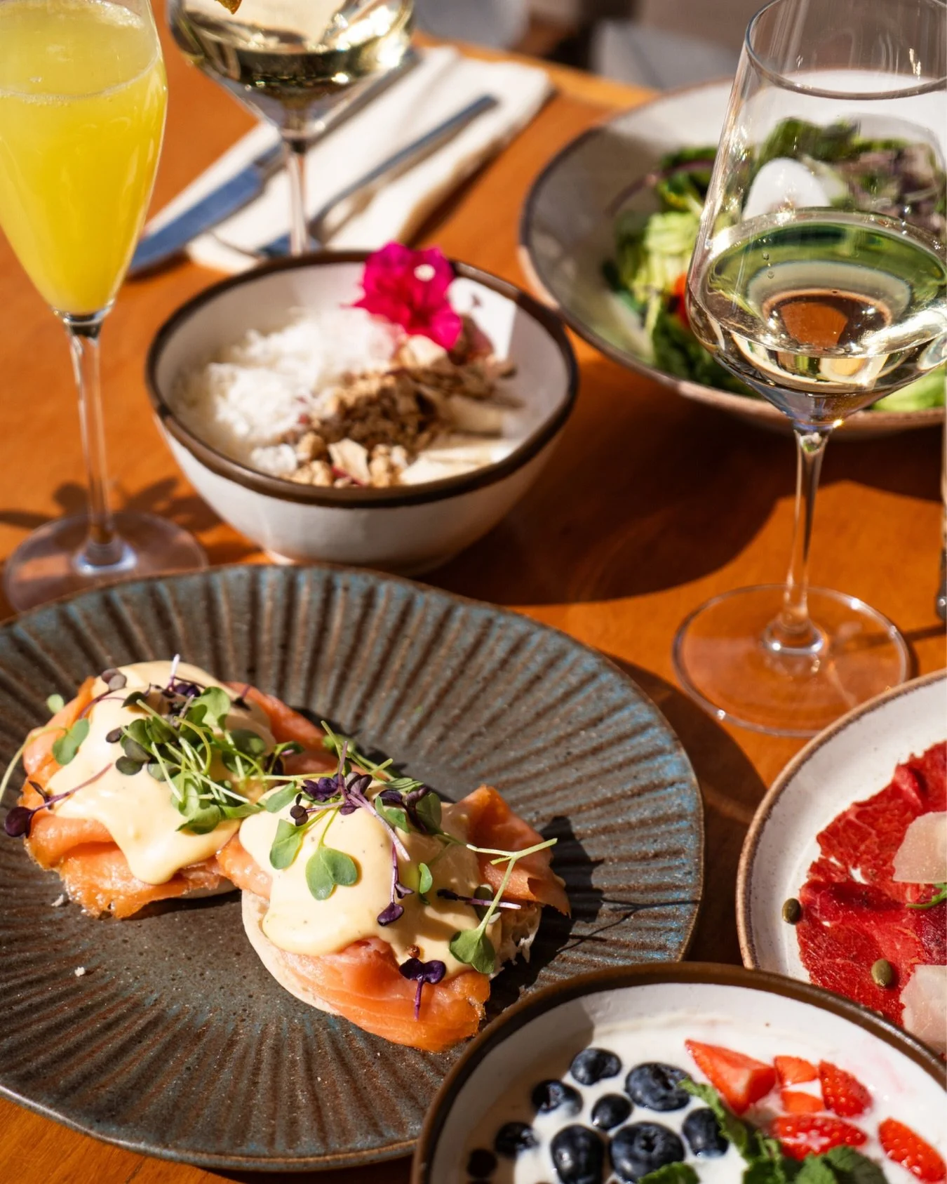 The &ldquo;let&rsquo;s order one more thing&rdquo; table. 🥂Because one dish just isn&rsquo;t enough 
 Mimosa, wine, and a spread made for long lunches.. 

#zestcura&ccedil;ao #curacao #restaurant