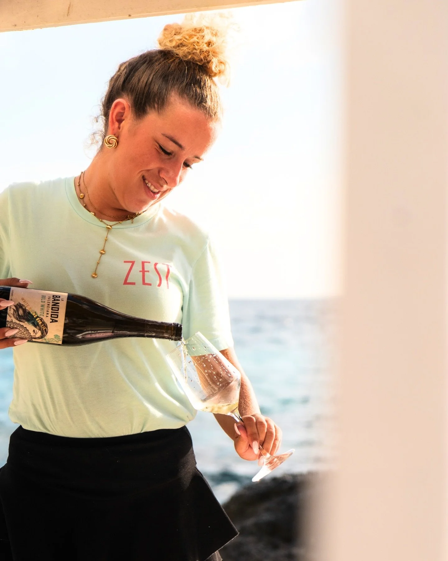 La Bandida being poured with the sea right behind it. At Zest Beach Cafe, even a glass of wine feels like a moment.

#beachsunset #oceanview #janthielbeach #curacao #beachlife