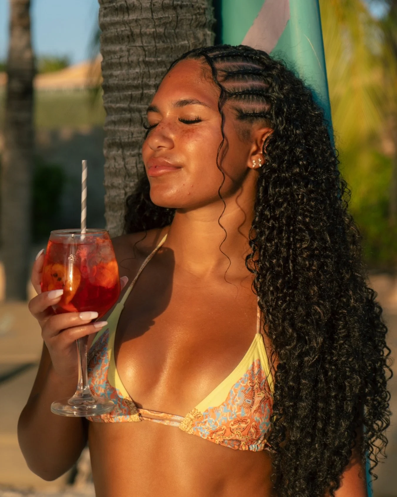 Golden hour looks even better with a cold drink in hand..

#oceanview #sunandsand #janthiel #kokoscuracao #relaxedatthebeach
