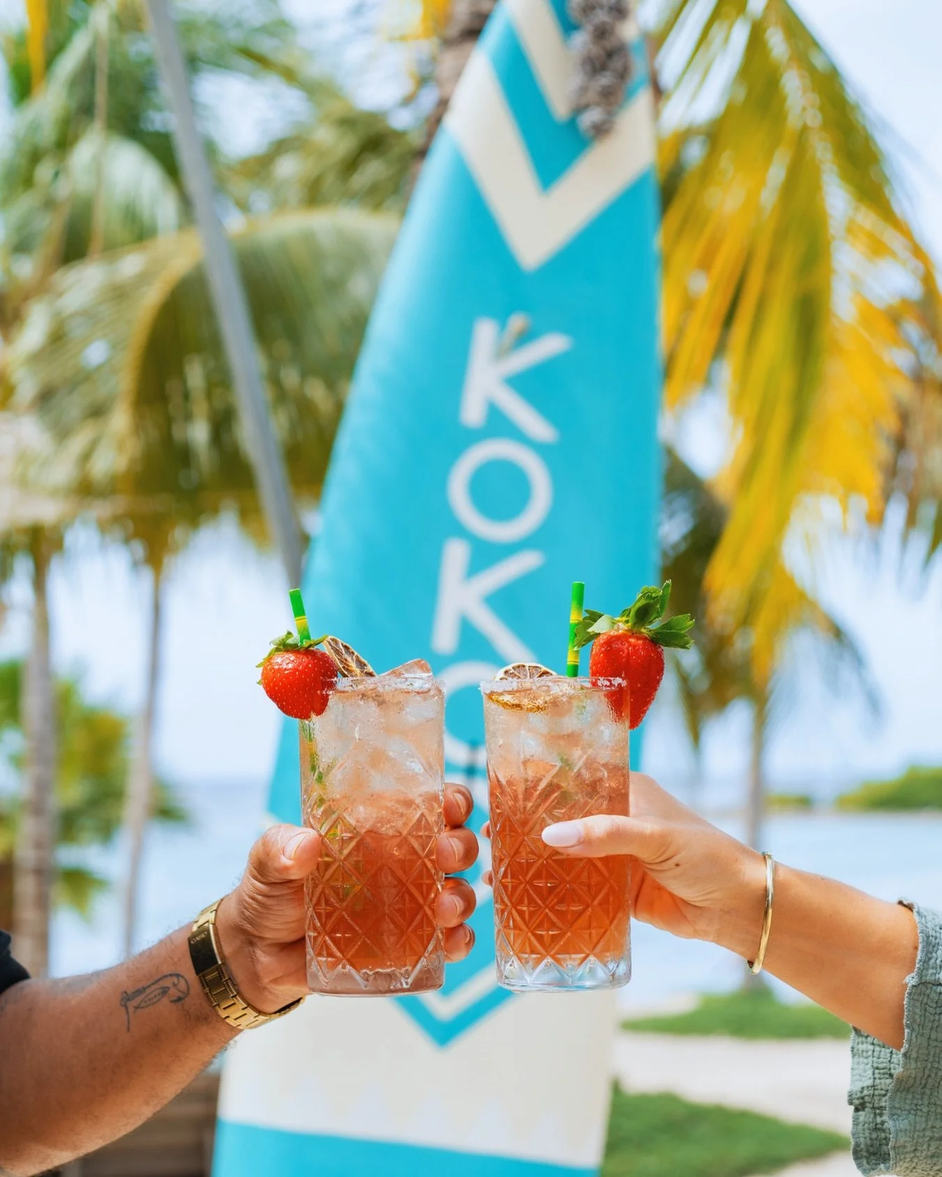 Here&rsquo;s to golden hour afternoons and good company.

#oceanview #sunandsand #janthiel #kokoscuracao #relaxedatthebeach