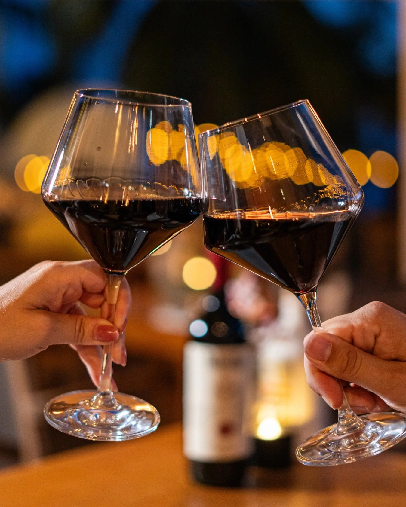 A little clink before taking the first bite. Good wine, good company and a sunset that smiles back at you!