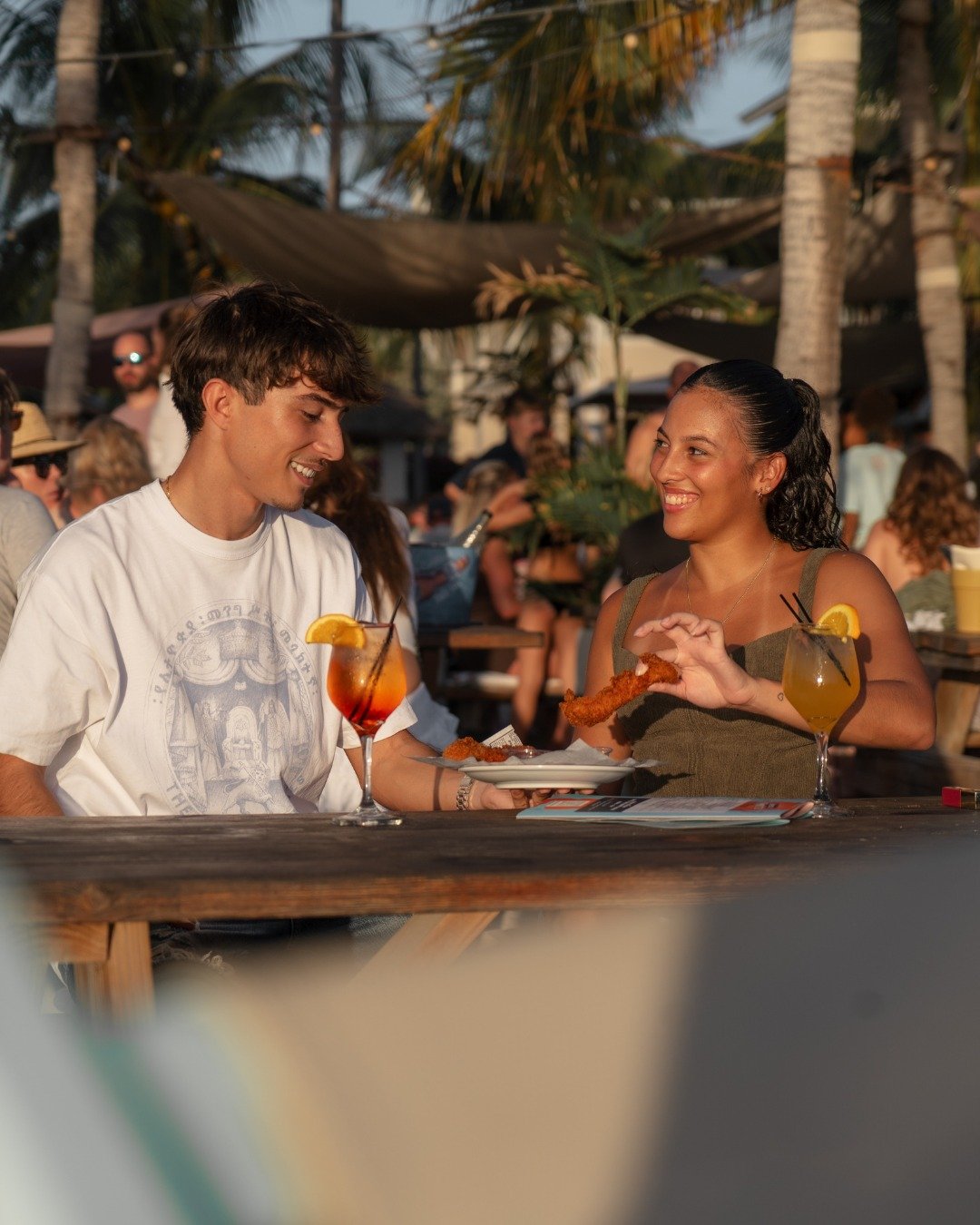 Orange slices on the rim, chicken tenders in the middle, and exactly the kind of table you want to keep to yourself.

#beachsunset #oceanview #janthielbeach #curacao #beachlife