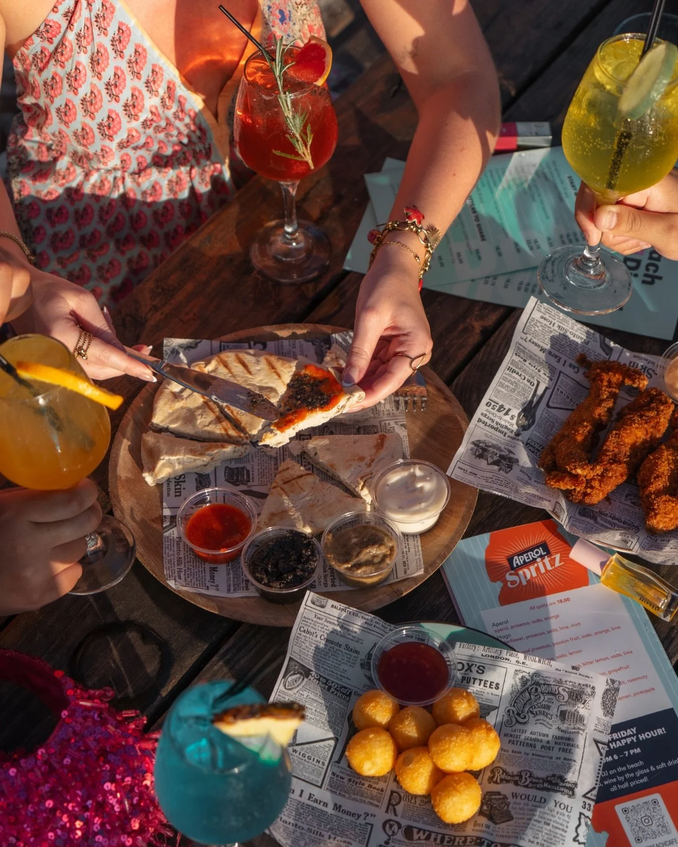 Colorful cocktails, dips in every corner, and bites made for reaching across the table
.
#beachsunset #oceanview #janthielbeach #curacao #beachlife