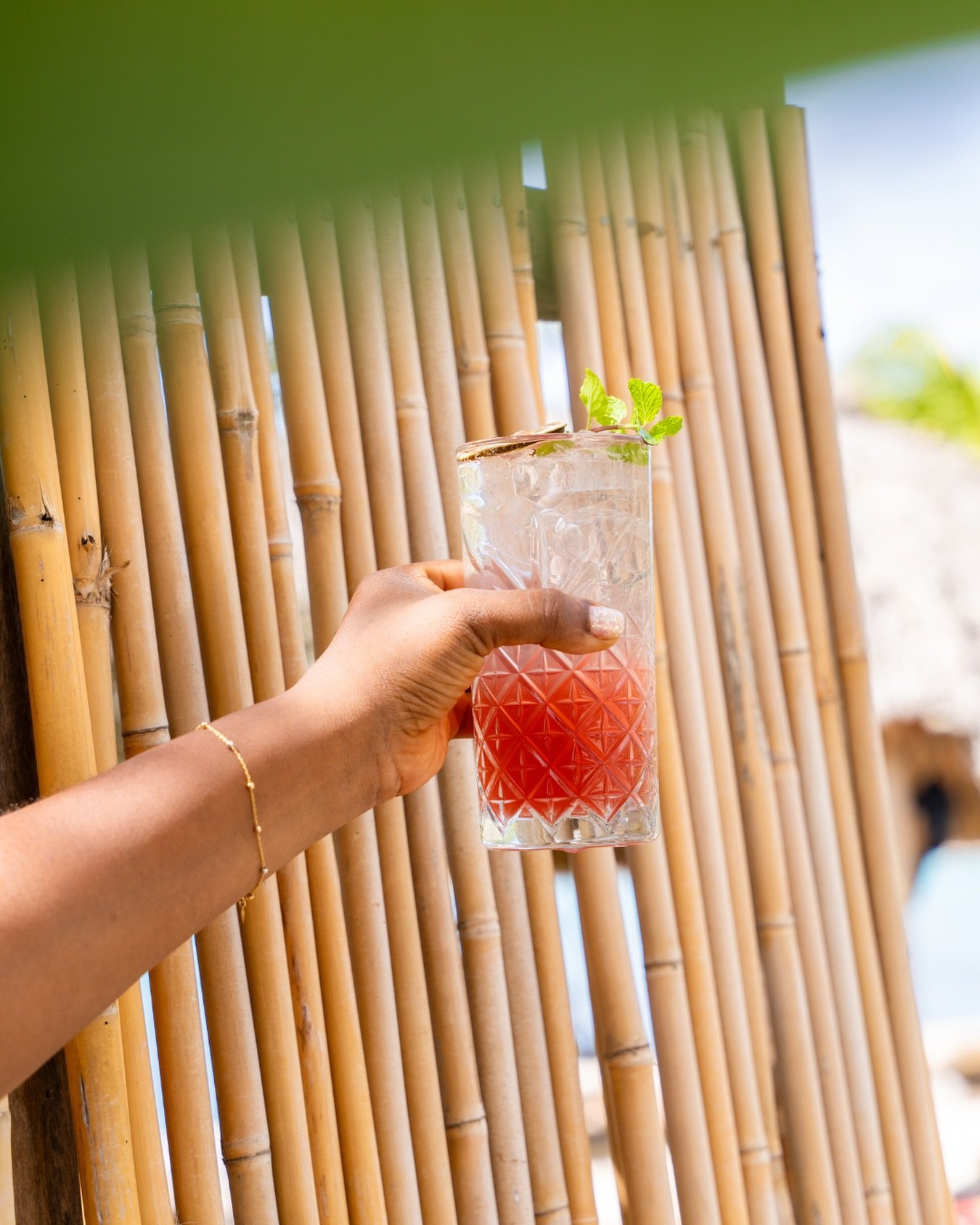 One cold drink, one sunny spot at Koko&rsquo;s, that&rsquo;s enough

#oceanview #sunandsand #janthiel #kokoscuracao #relaxedatthebeach