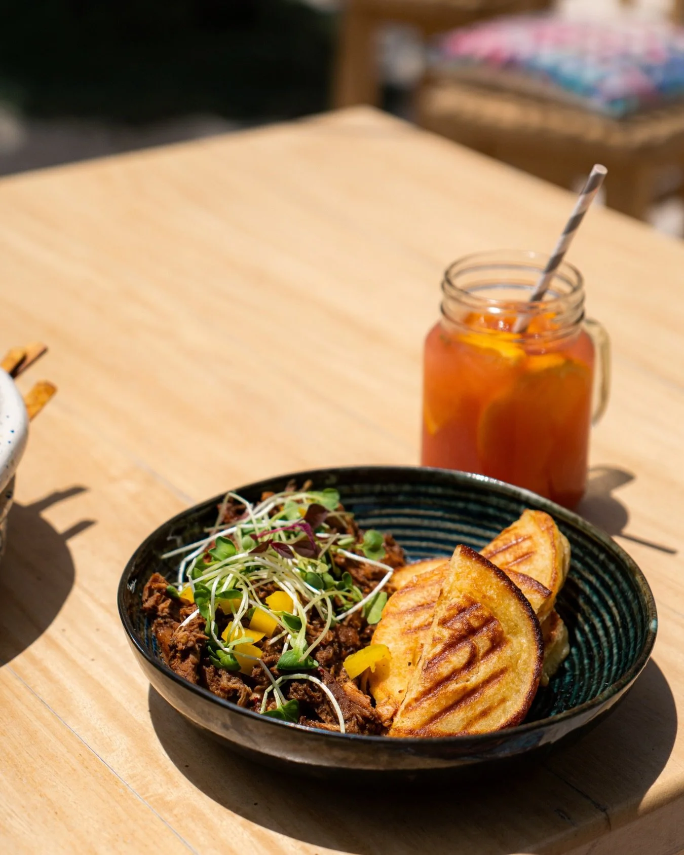 Lunch with the essentials for a good afternoon, a cold iced tea and a crispy lunch 💛