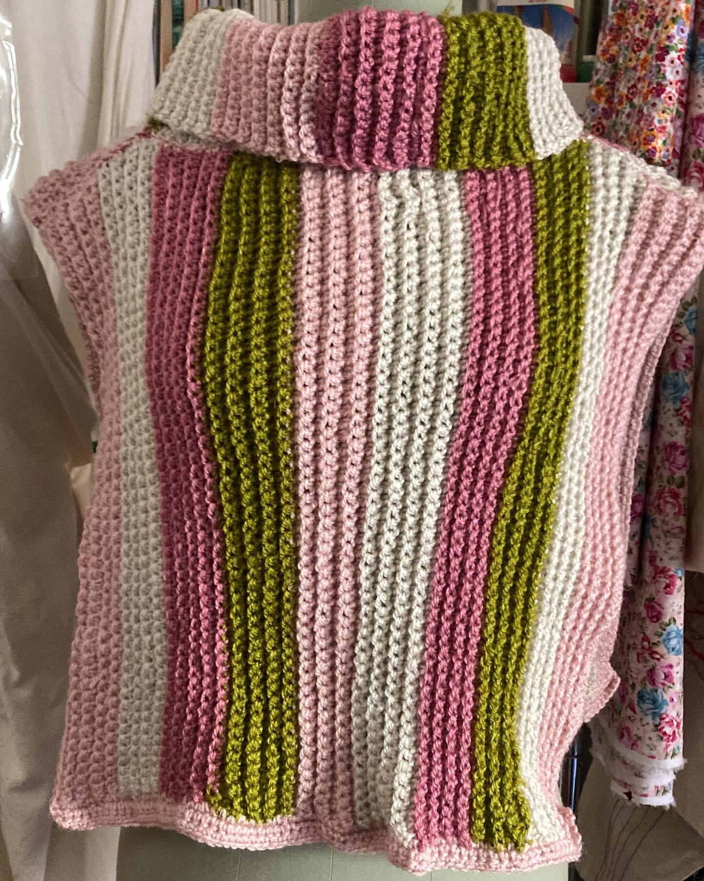 Ponchito-Chaleco Carmen. Muy pronto disponible en distintos colores y por encargo en la web 😃

#srtaaster #crochet #chaleco #modasostenible #slowfashion