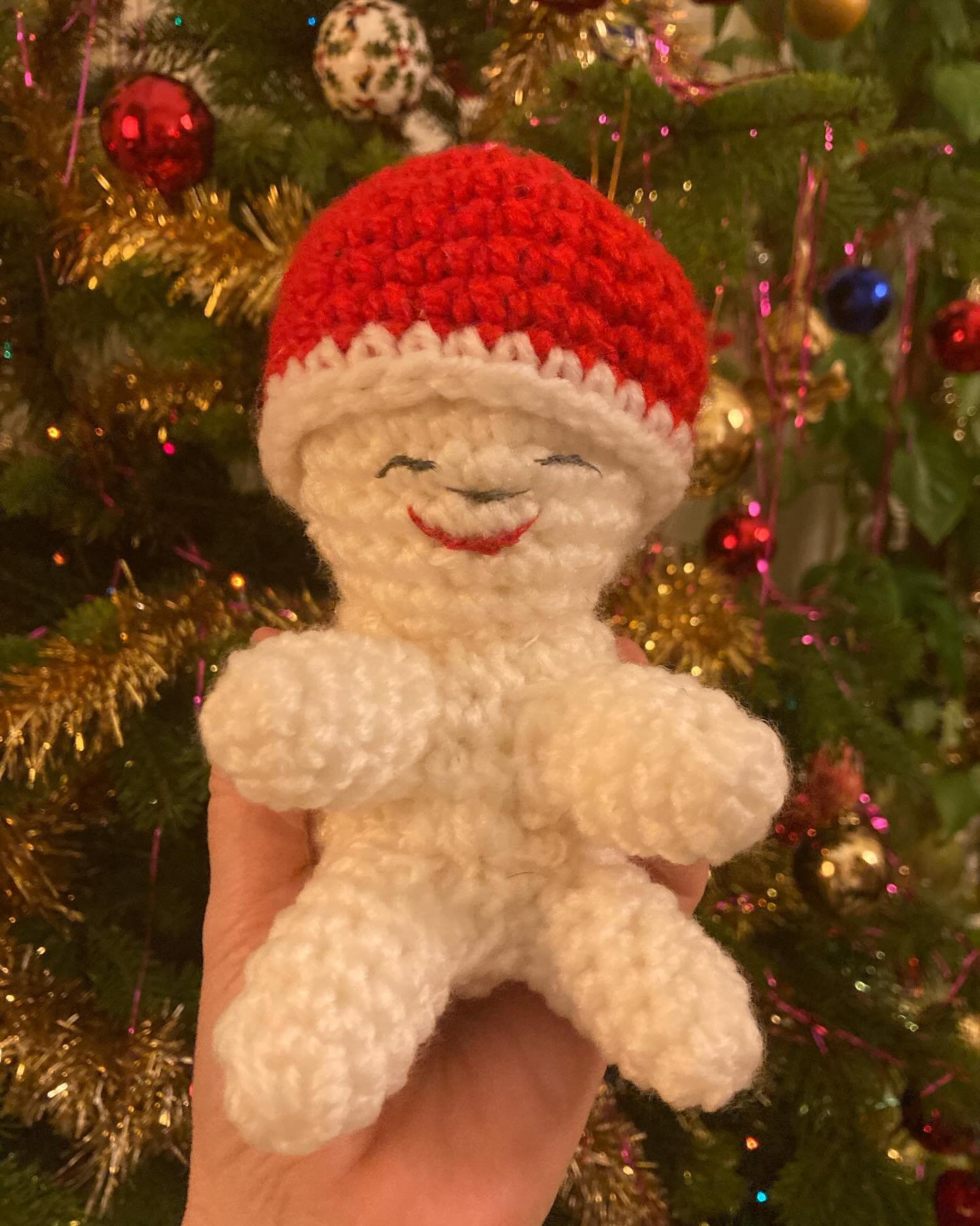 Hoy es Diciembre (y Luna Nueva❤️) y los duendecillos navide&ntilde;os salen de su escondite para decorar el &aacute;rbol 😻❤️🌸
#srtaaster
#christmas 
#frostythesnowman 
#christmastree 
#christmascrochet 
#december 
#newmoon