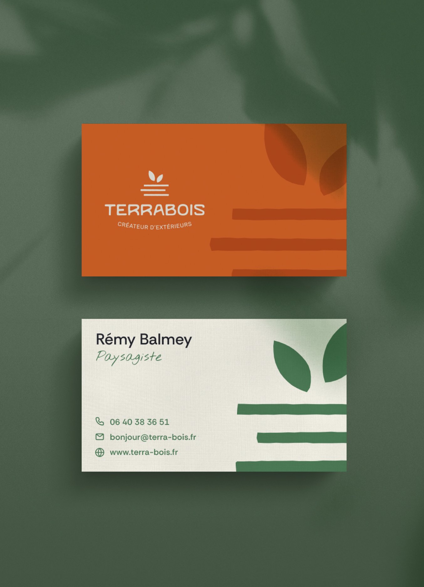 Cartes de visite pour Terroais, une entreprise d'aménagement paysager, avec le nom du contact Rémy Balmey, ses coordonnées et un logo avec des feuilles et des lignes.