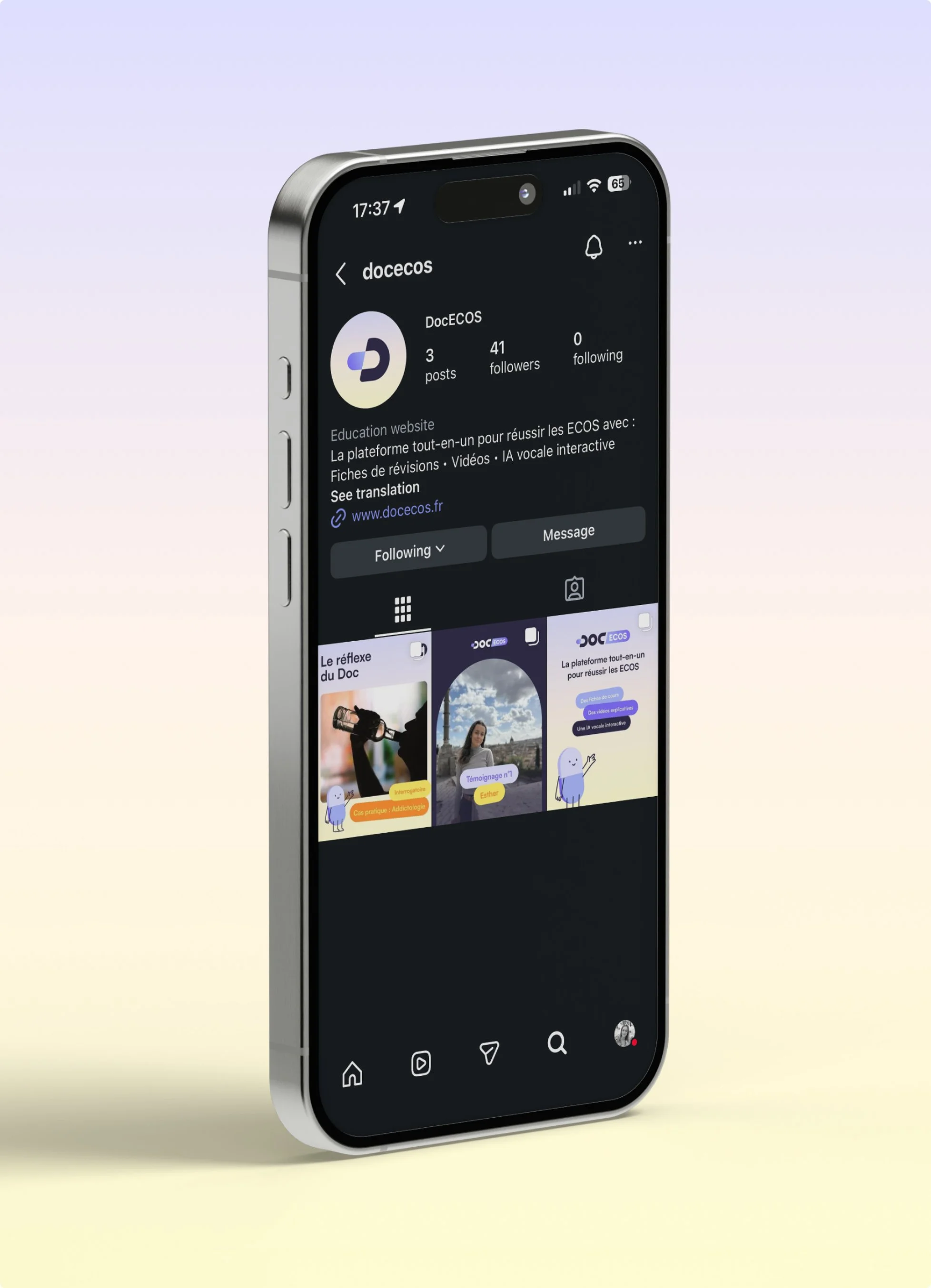 Smartphone affichant la page Instagram d'une plateforme éducative nommée DocECOS avec quelques publications sur l'éducation et l'écologie.