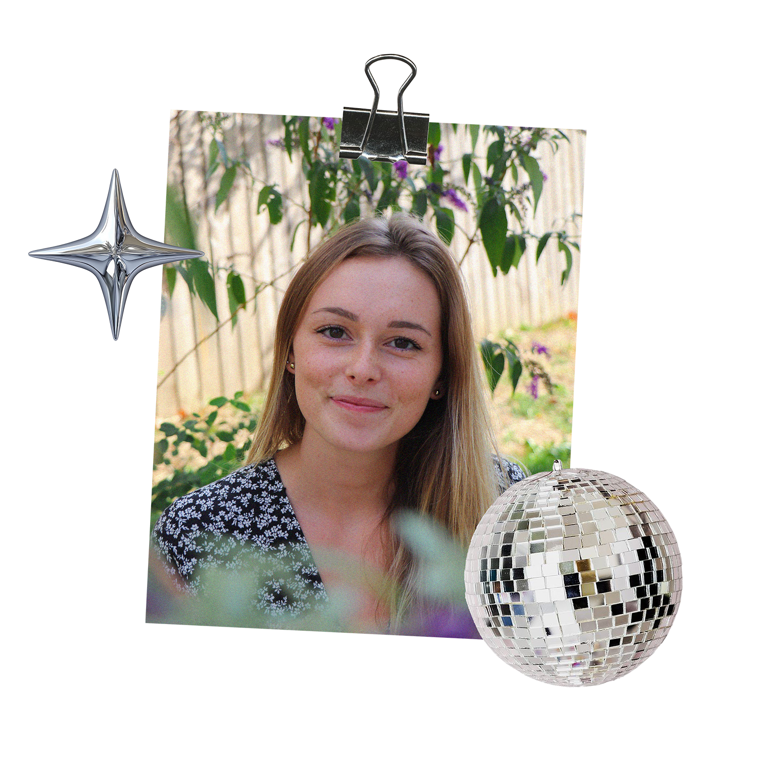 Photo d'une jeune femme souriante avec un fond de jardin, décorée d'une boule disco et d'une étoile en métal.