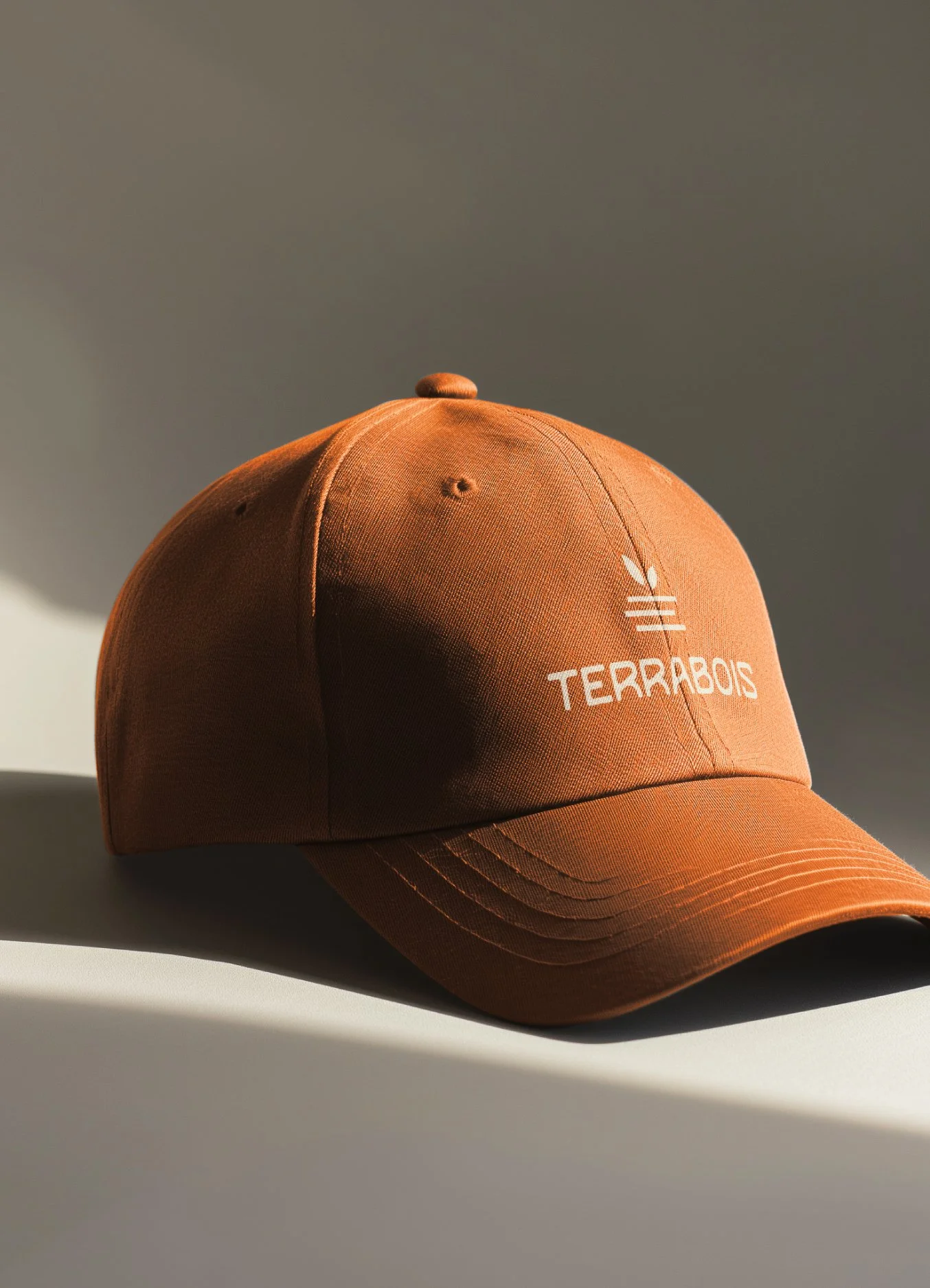 Casquette en tissu de couleur orange avec le logo et le texte 'TERRABOIS' en blanc sur le devant.