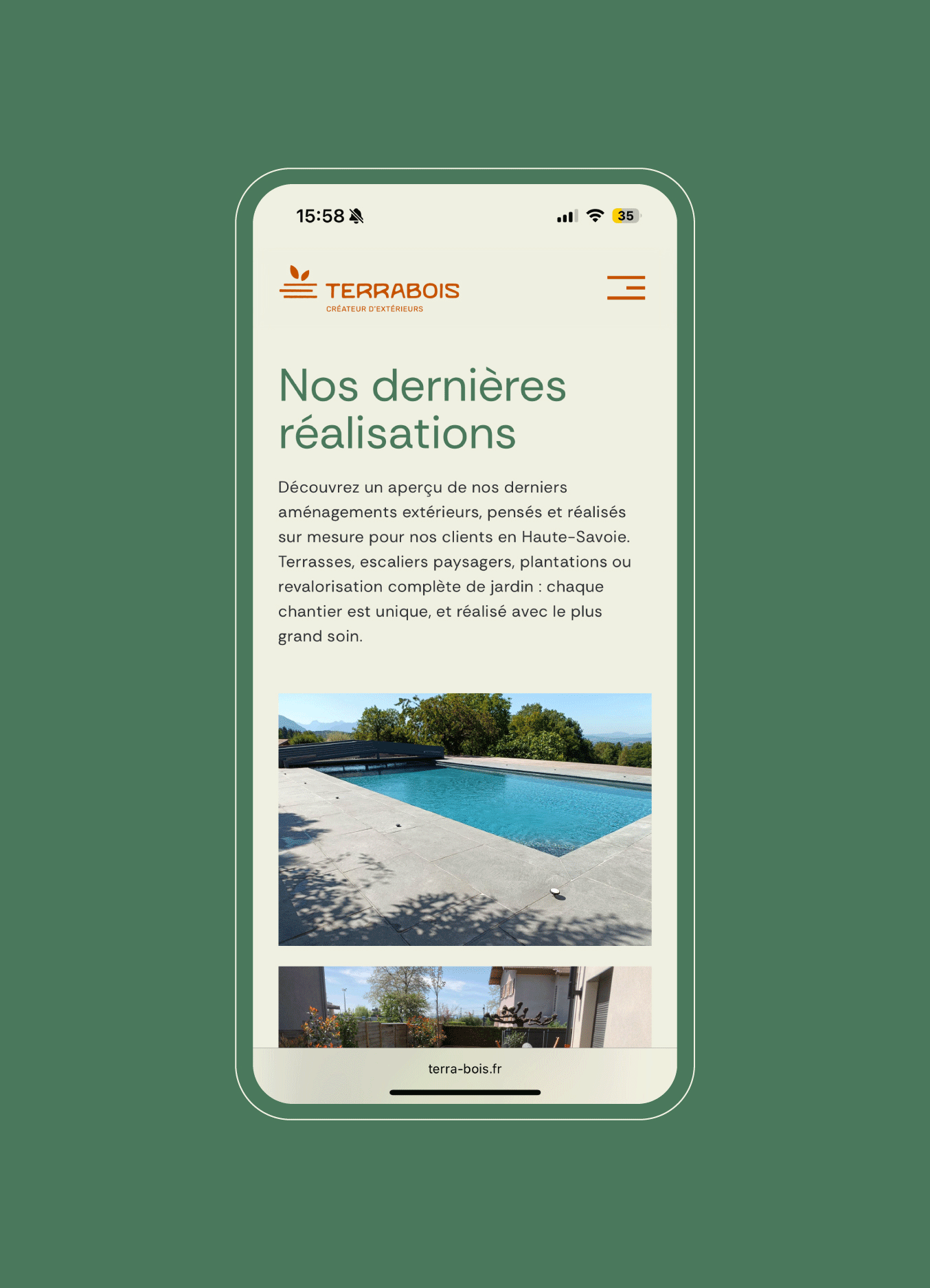Capture d'écran d'une page web présentant des réalisations en aménagements extérieurs avec une photo d'une piscine sur un fond de paysage naturel.