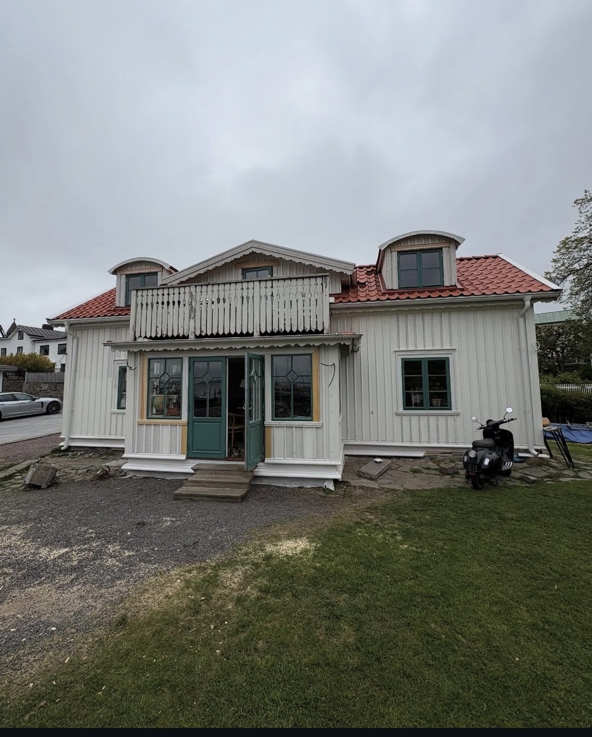 Komplettering med ny lockpanel, foder och solbänkar med en sockelbräda