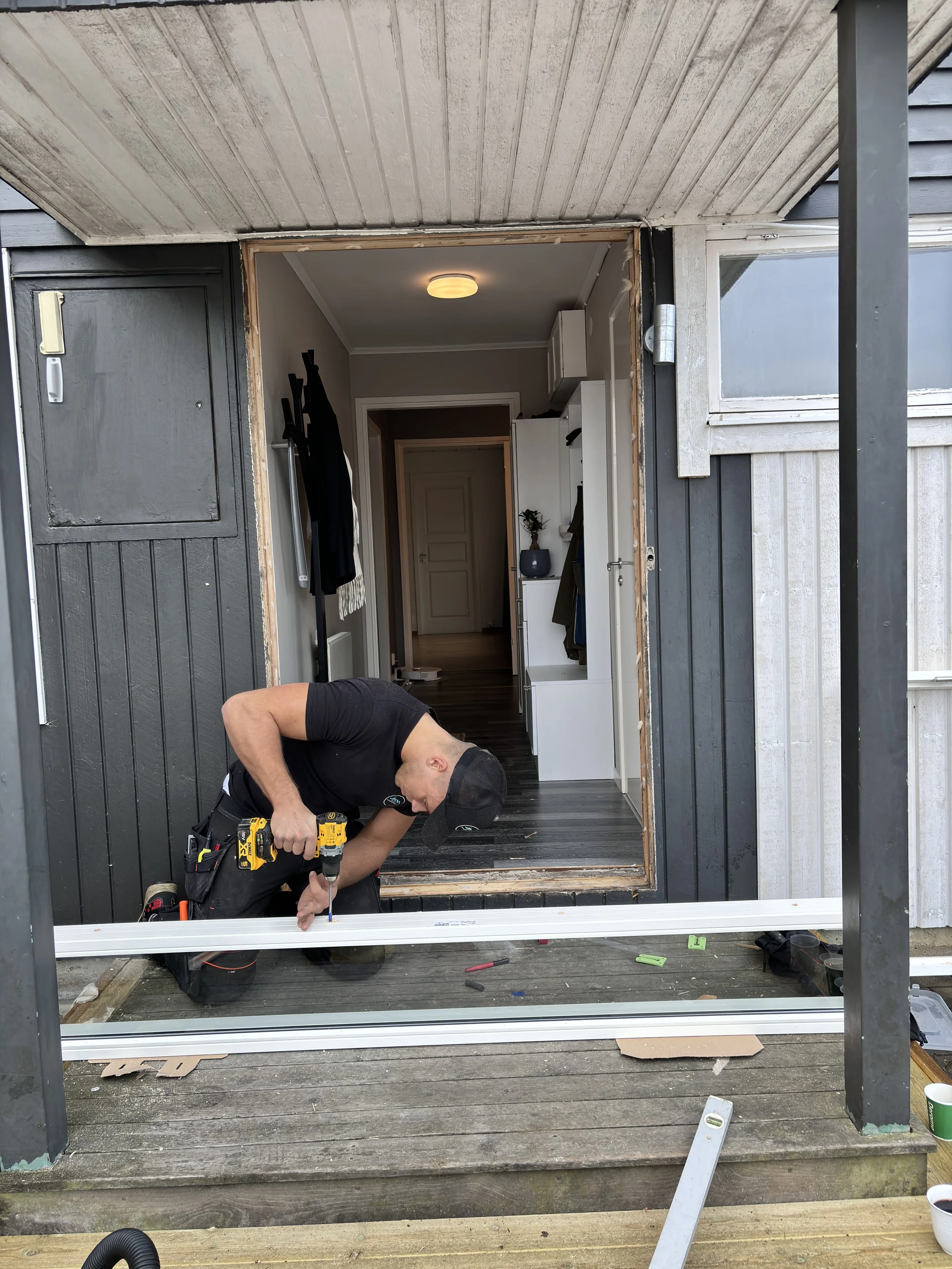 Montering av dörr med sidoljus - Under arbete