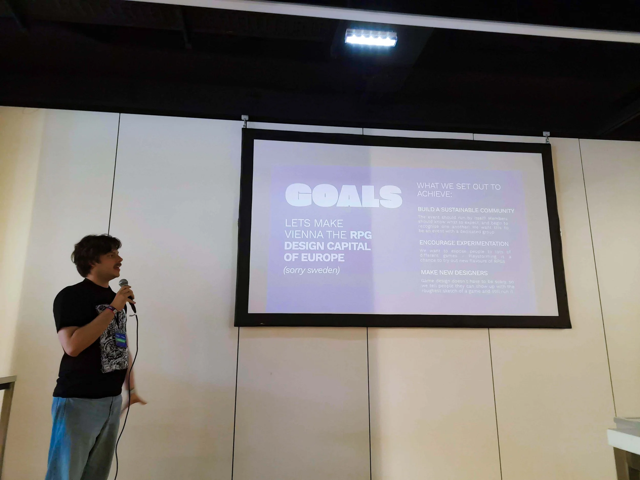 Alex Marinkovich-Josey hält einen Vortrag über Game Design in Wien