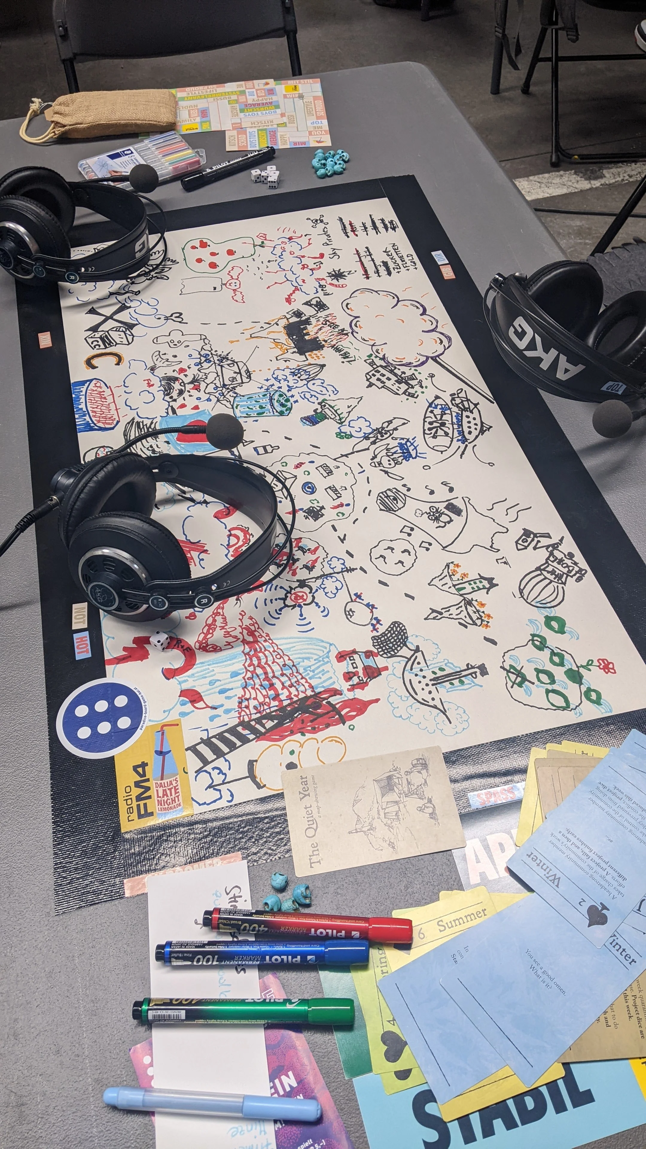 Analoge Spiele im Onlinestream FM4 Spielekammerl