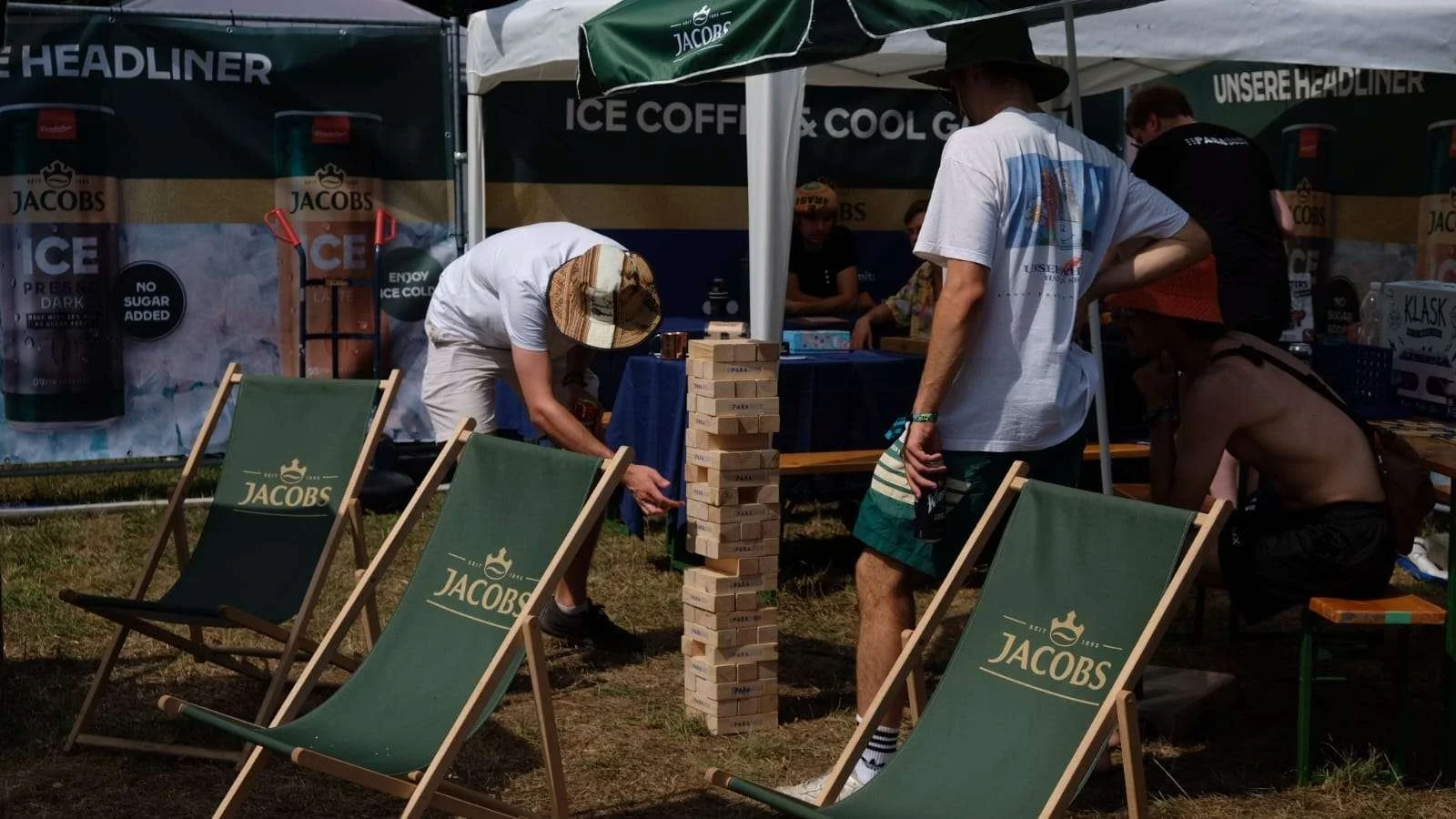 Spielrunde am Frequency: Riesen Jenga