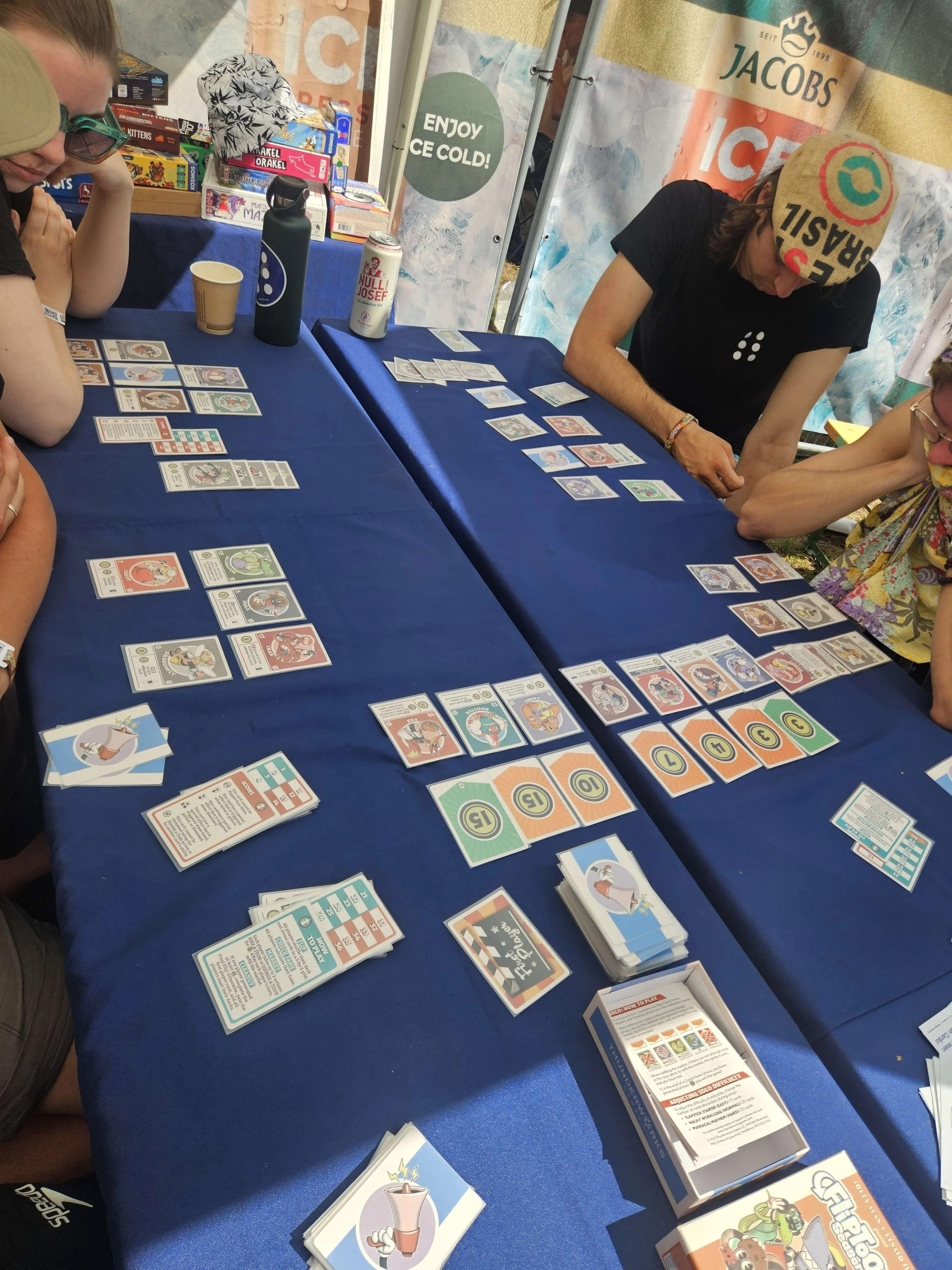 Spielrunde am Frequency: Fliptoons