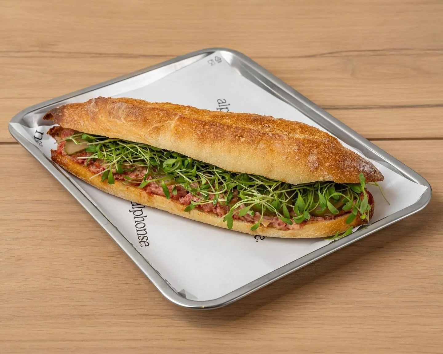 L&rsquo;Obama &ndash; le pr&eacute;f&eacute;r&eacute; de mon fianc&eacute; ❤️
Et on comprend pourquoi.

Un pain bien frais, g&eacute;n&eacute;reusement garni d&rsquo;am&eacute;ricain pr&eacute;par&eacute; 🥩, de cressonnette et de cornichons croquant