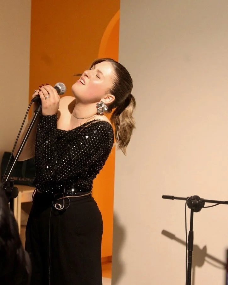 ✨ Un grand merci &agrave; @alice.dugauquier d&rsquo;avoir choisi Alphonse pour f&ecirc;ter la sortie de son album 💿
Une premi&egrave;re soir&eacute;e &eacute;v&eacute;nement chez nous&hellip; et quelle r&eacute;ussite !

Musique live, rires, verres 