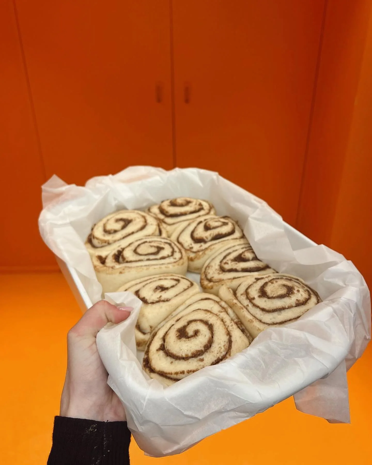 🥐✨ Avis aux l&egrave;ve-t&ocirc;t ✨🥐
Nos cinnamon rolls maison sont pr&ecirc;t &agrave; aller au four ! Ils partent tellement vite qu&rsquo;ils sont presque r&eacute;serv&eacute;s aux plus matinaux 😅

Si vous voulez y go&ucirc;ter, il va falloir m