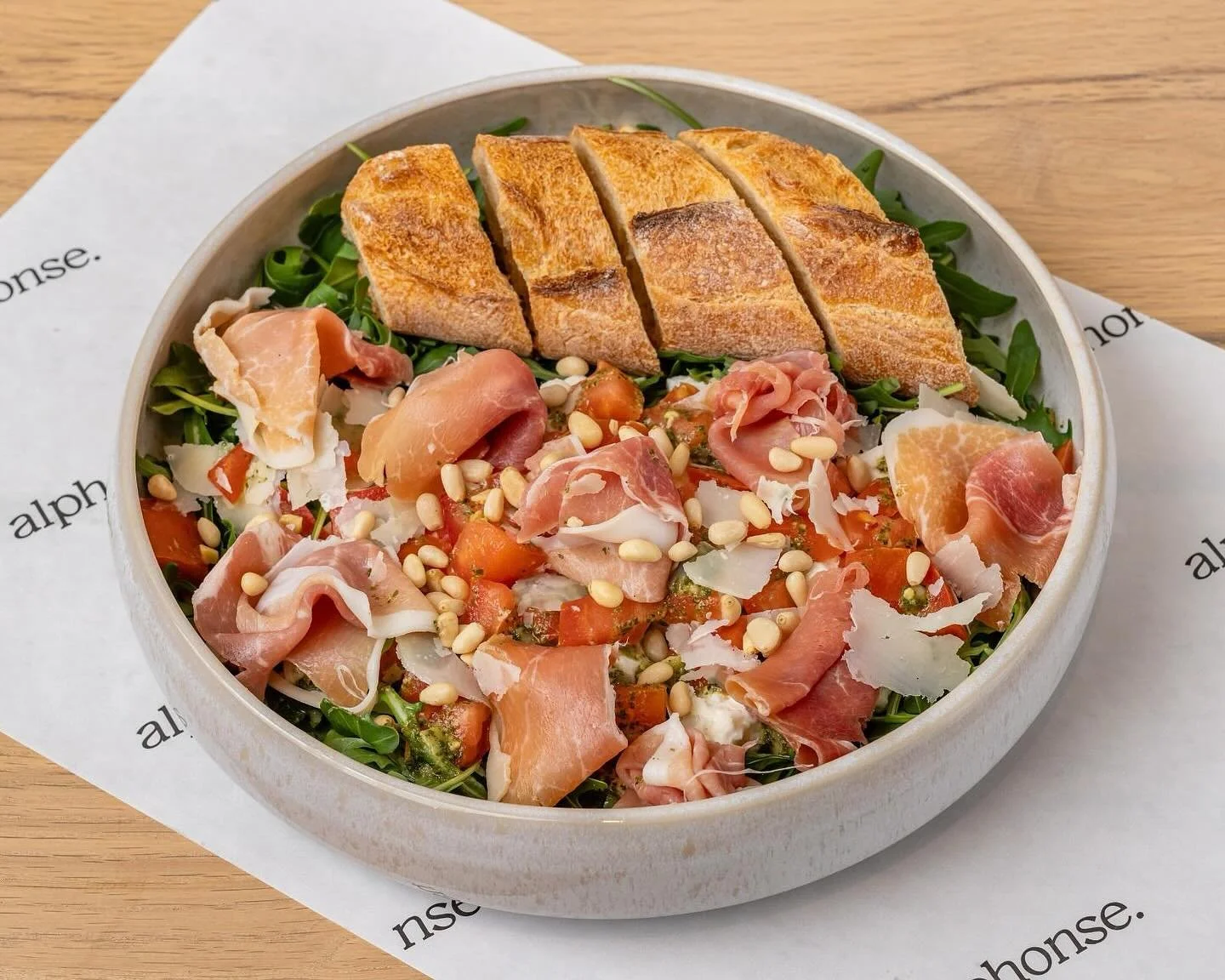 🇮🇹 La salade italienne, c&rsquo;est tout un voyage&hellip; dans une assiette.
Burrata cr&eacute;meuse, tomates juteuses, jambon de Parme fondant, pesto maison, roquette, parmesan et pignons de pin&hellip;
Le tout &agrave; savourer sur place ou &agr