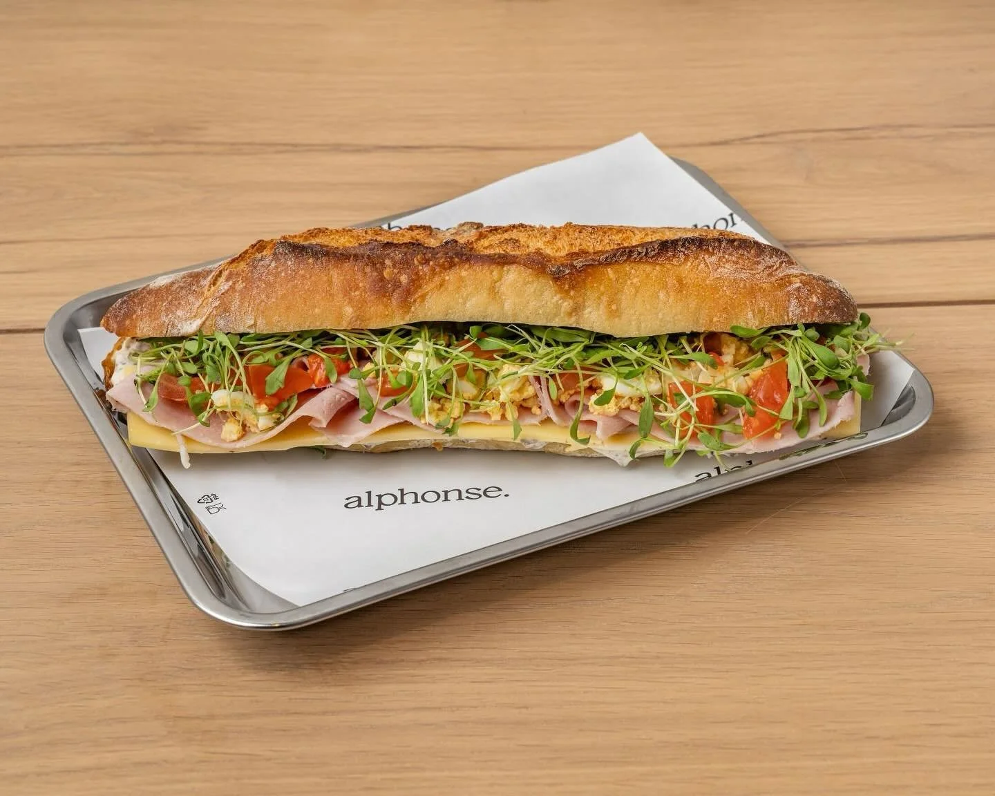 Club de Luxe
Un classique revisit&eacute; &agrave; la sauce truffe.
Mayo &agrave; la truffe, jambon, fromage, &oelig;ufs, tomates fra&icirc;ches, cressonnette croquante&hellip; le tout dans un pain toast&eacute; comme il se doit.

Notre best-seller d