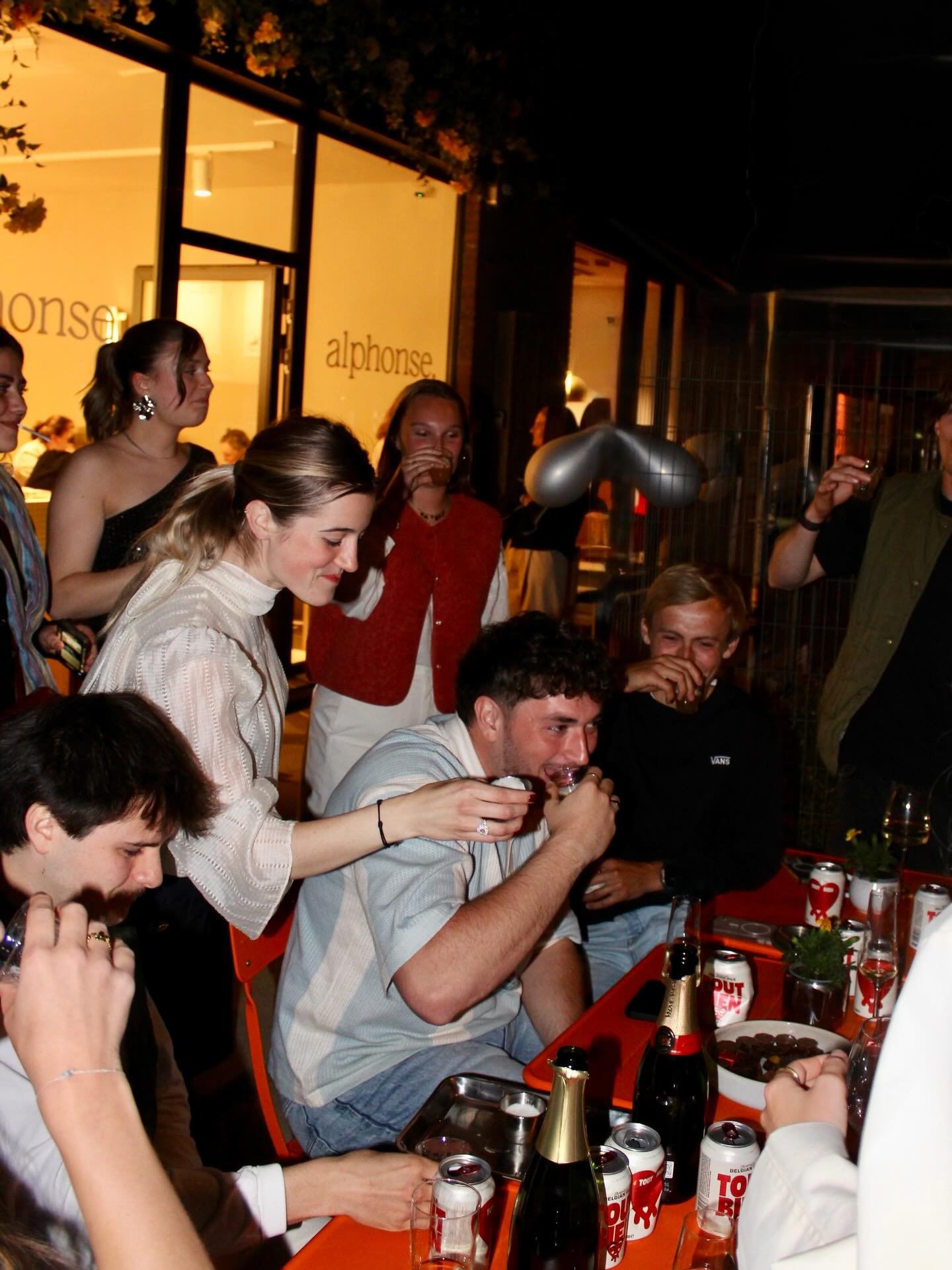 Quelle joie immense de fermer le chapitre de la premi&egrave;re ann&eacute;e compl&egrave;te d&rsquo;Alphonse 🧡
Une ann&eacute;e de caf&eacute;s partag&eacute;s, de rires, de rencontres, de matins press&eacute;s, de pauses gourmandes&hellip; et de b