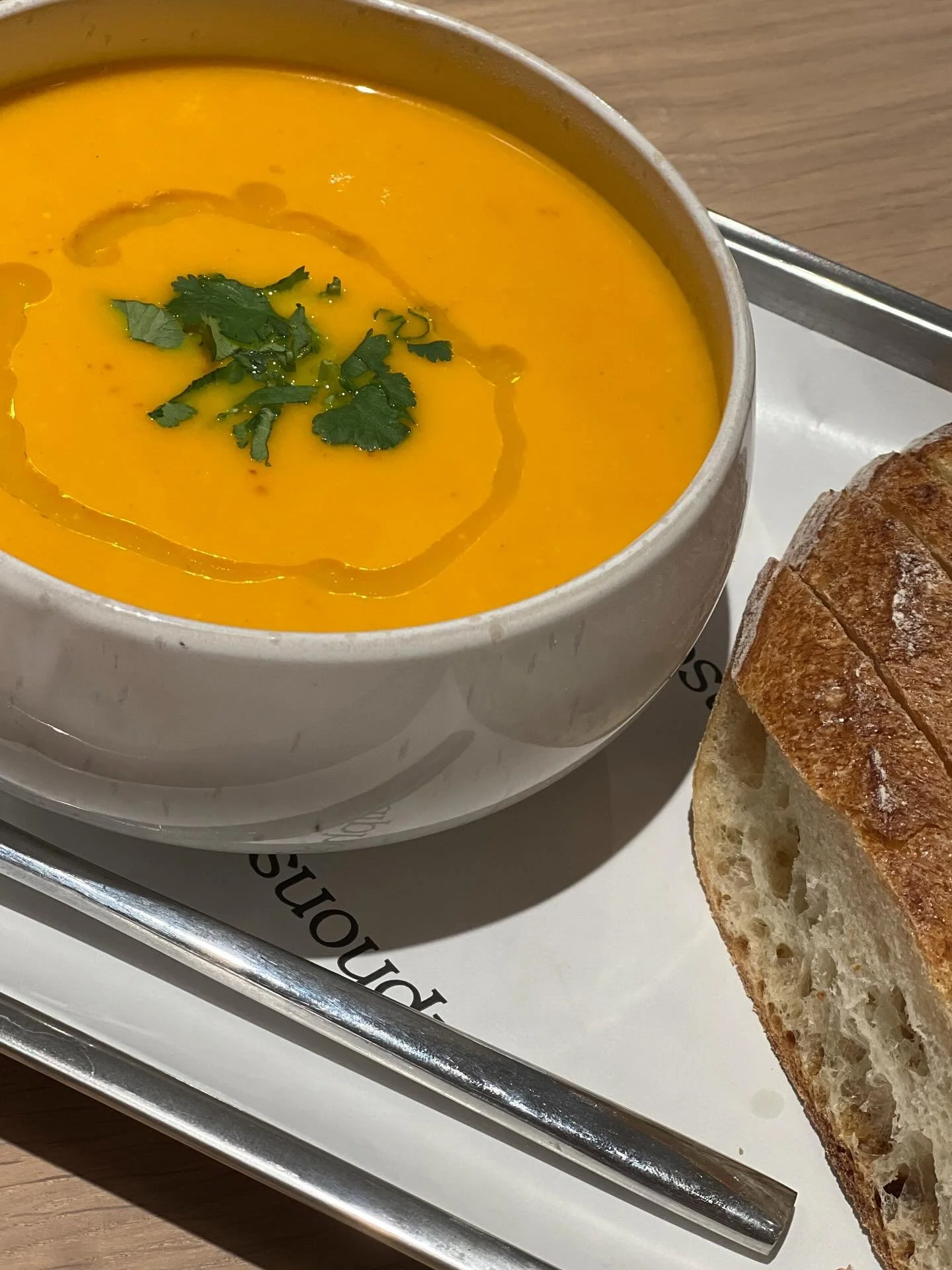 La saison des soupes est de retour chez Alphonse ! 
Rien de mieux pour affronter les journ&eacute;es fra&icirc;ches qu&rsquo;une bonne soupe du jour pr&eacute;par&eacute;e maison 🧡

Venez vous r&eacute;chauffer chez Alphonse ou emportez votre soupe 