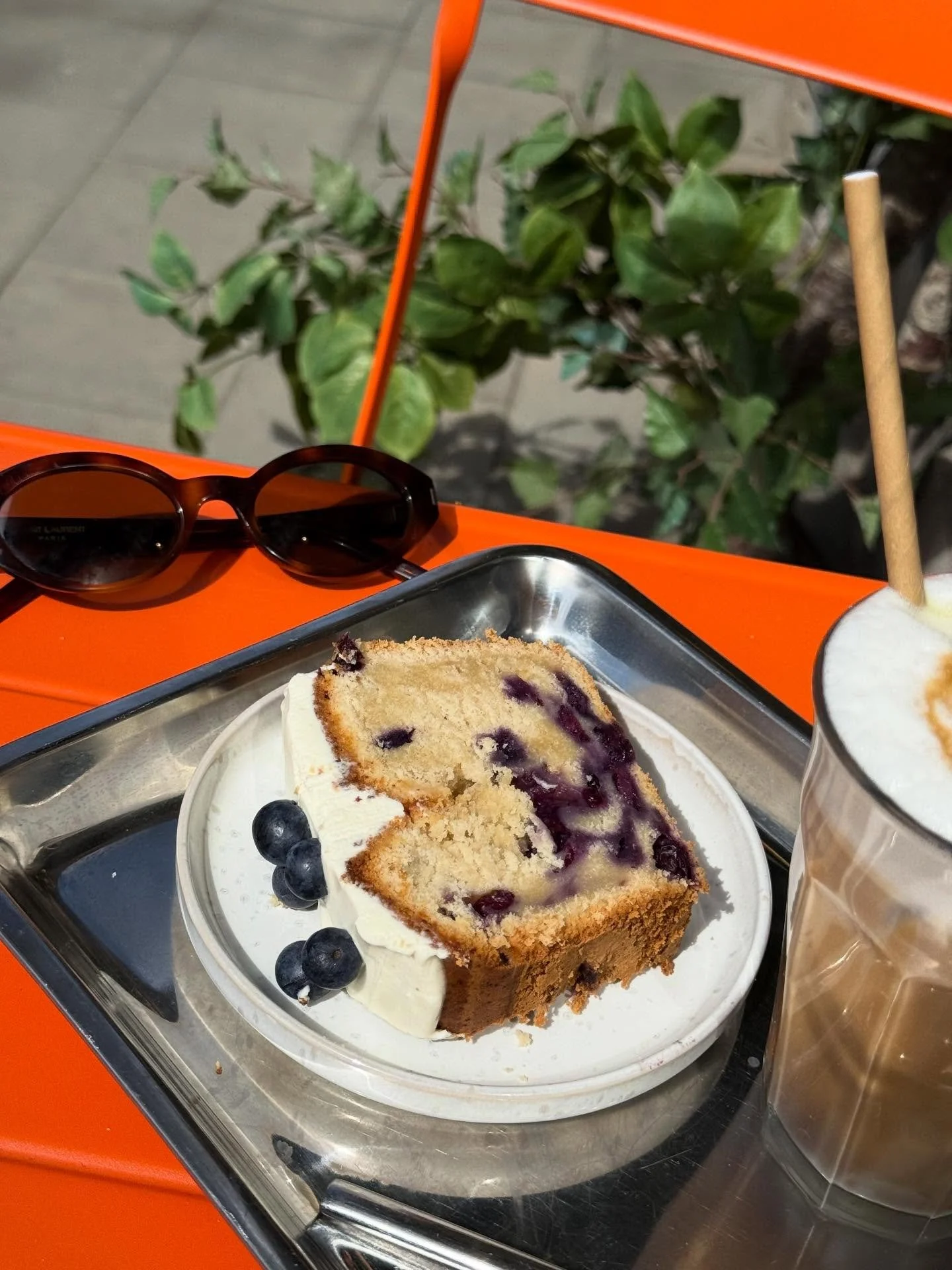 La terrasse d&rsquo;Alphonse est parfaite pour vous accueillir, en esp&eacute;rant que le soleil ne flanche pas comme le g&acirc;teau 🫢😜