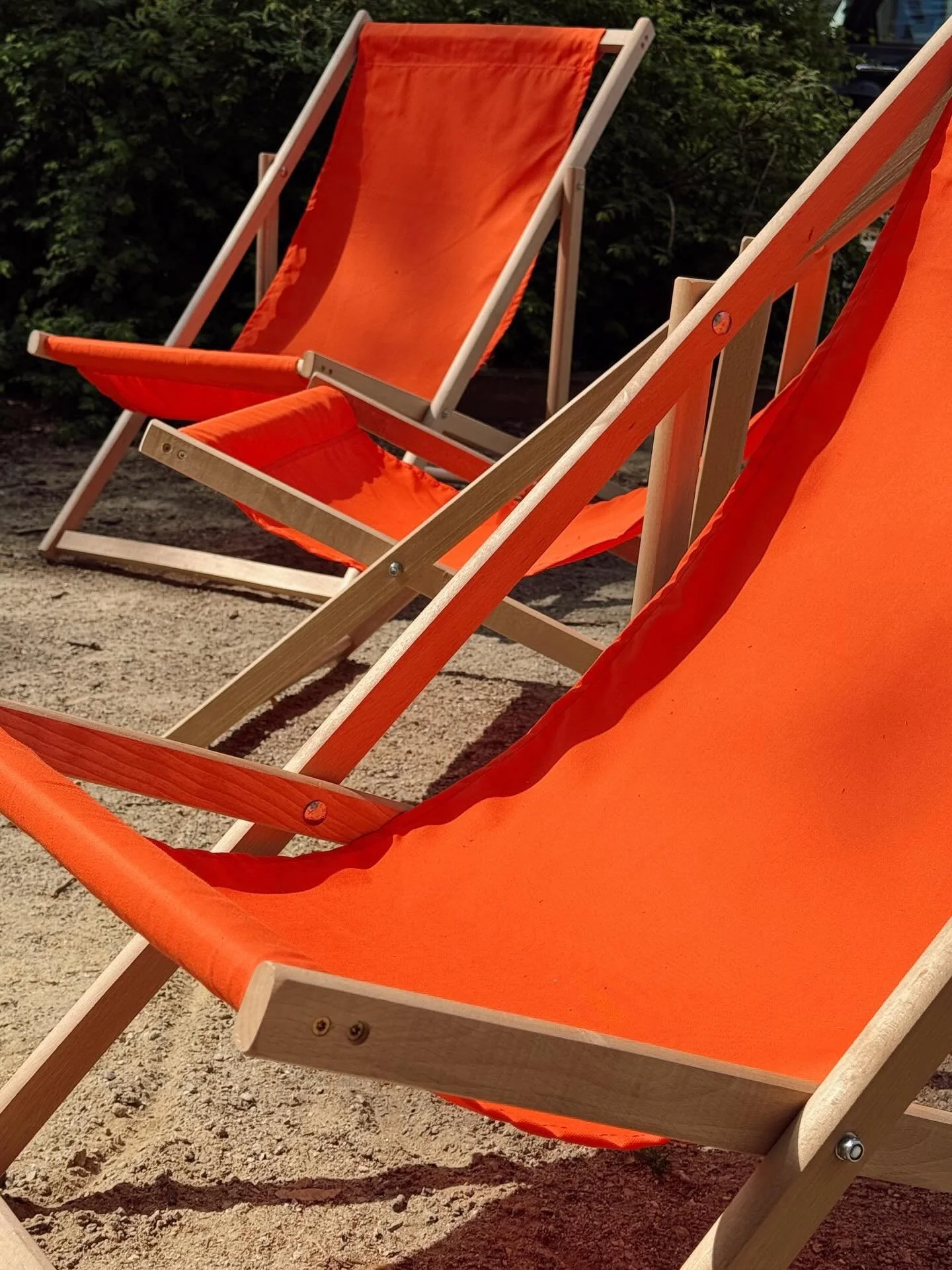 Le soleil est de retour.
La terrasse d&rsquo;Alphonse n&rsquo;a pas tra&icirc;n&eacute; non plus.

Caf&eacute;, soleil, musique, que demander de plus ? 🧡