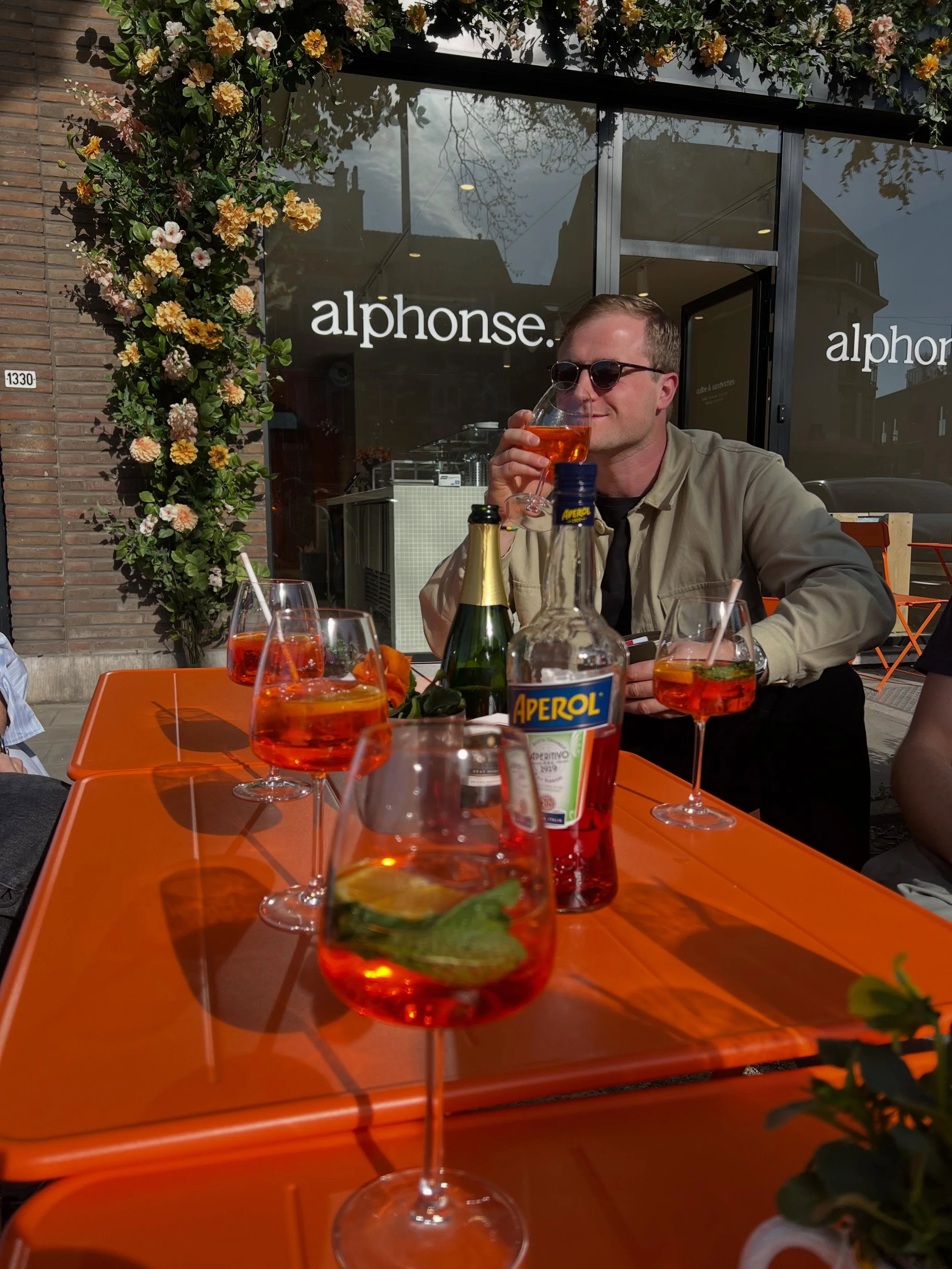 DIMANCHE 24 MAI
La mega terrasse d&rsquo;Alphonse ouvre officiellement&hellip; et &ccedil;a s&rsquo;annonce tr&egrave;s tr&egrave;s chaud ! 

Pour l&rsquo;occasion, DJ set by @craigmatthews____ de 14h &agrave; 18h 🪩
Cocktails, soleil, musique &amp; 