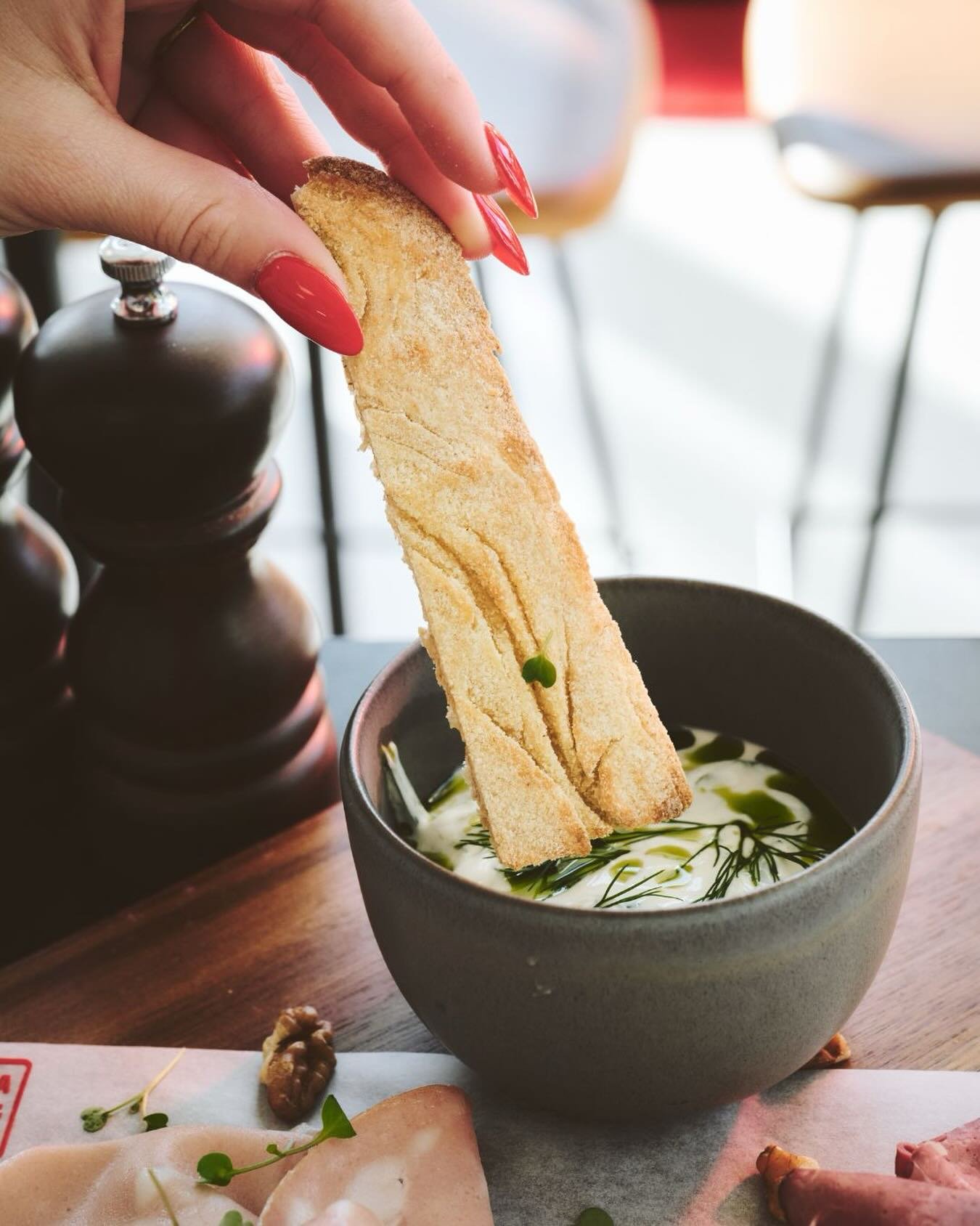 Dipping into the weekend like&hellip; 🥖😋

Goed gezelschap, een lekkere hap en het weekend kan beginnen.

Kom jij &lsquo;m inzetten bij ons?

#Mediacaf&eacute; #AntwerpFoodspot #WeekendBites #FoodspotsAntwerp