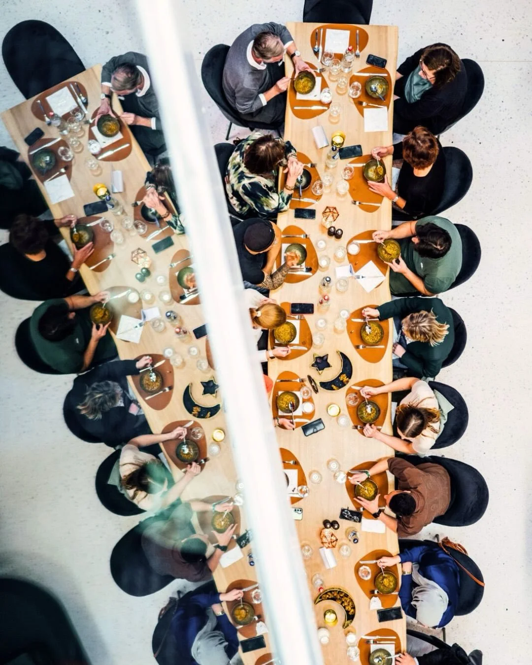 Zon onder. Tafel vol. 🌙

In het Mediacaf&eacute; kwamen collega&rsquo;s samen voor een iftar: een avond vol gesprekken, verhalen en samenzijn.

Onze chefs zorgden voor de smaken van de avond. ✨

#mediacafe #iftar #ramadan #goodfood #foodexperience