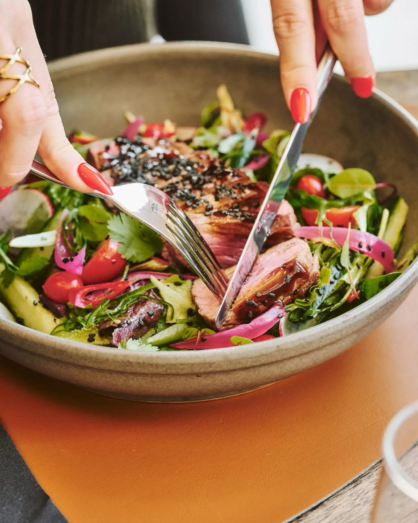 Het is eindelijk lente. 🌸

De zware winterkost maakt plaats voor iets frissers op je bord. Denk: kleurrijke salades, knapperige groenten en een lunch die licht maar vol smaak is.

Tijd voor een frisse break in het Mediacaf&eacute;. 🥗❤️

#mediacafe 