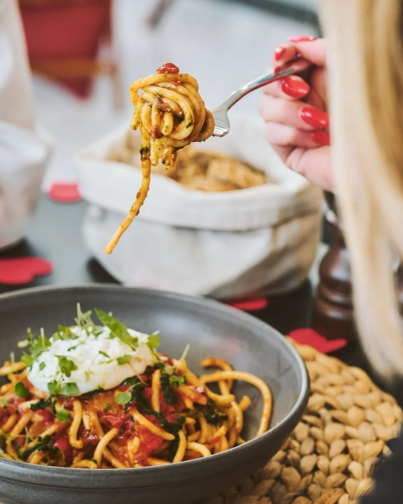 Draai je vork in pure pasta-perfectie 🍝

Verse ingredi&euml;nten, rijke sauzen en een chef die weet hoe het moet.

Waarschuwing: dit wil je &eacute;lke dag eten.

#mediacafe #pasta #pastaoftheday #lunchcafe #foodie