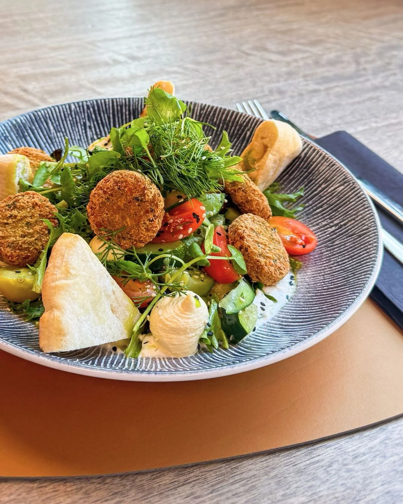 Toe aan een healthy boost? 🌱 Onze falafelbowl zit boordevol smaak en frisse ingredi&euml;nten.

Licht verteerbaar, maar toch vullend. 
Ideaal om je energie op peil te houden! ⚡

#mediacafe #lunchsalad #falafelbowl #veggies #veggielunch