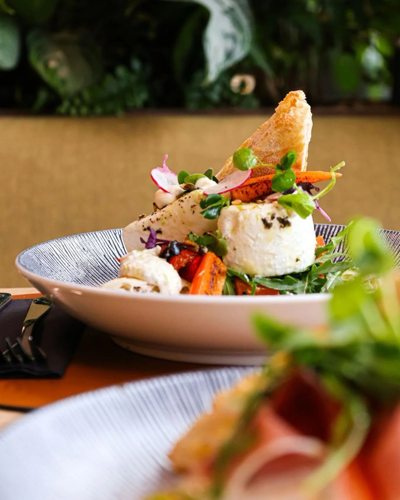 Fake News: you better believe it! 🗞️

Onze nieuwe Fake News Focaccia combineert focaccia, geitenkaas van &rsquo;t Leenhof, geroosterde groenten en frisse kruiden. Af te werken met of zonder spek: helemaal naar jouw smaak.

Te mooi om fake te zijn. ?
