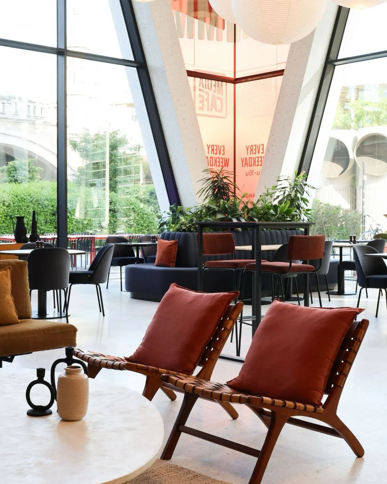 Open, veel licht en een fijne sfeer die uitnodigt om te blijven hangen.

Welkom bij Mediacaf&eacute;. 📍

#mediacafe #antwerpen #lunchcafe #brunch #laptopfriendly