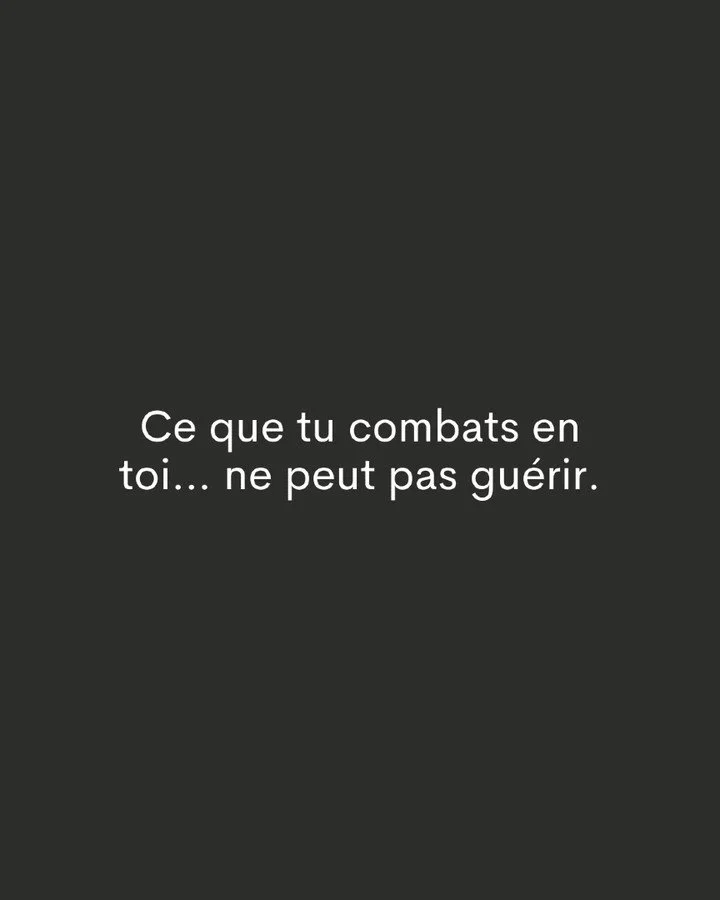 Tu veux avancer, évoluer, t’en sortir.
Tu lis, tu réfléchis, tu analyses, tu fais de ton mieux.
Et pourtant… il y a toujours une part de toi
que tu n’arrives pas à aimer.
Celle qui pleure encore.
Celle