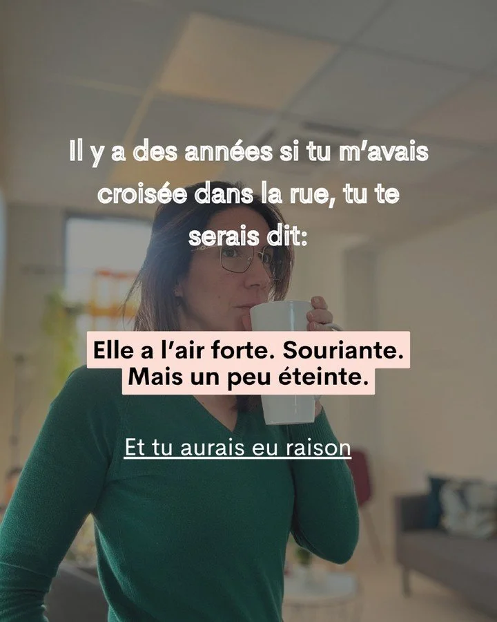 J’ai longtemps cru que je devais me réparer.
Mais je n’étais pas cassée.
J’étais juste coupée de moi.
C’est ce que j’aide les femmes à retrouver aujourd’hui :
leur lien &a