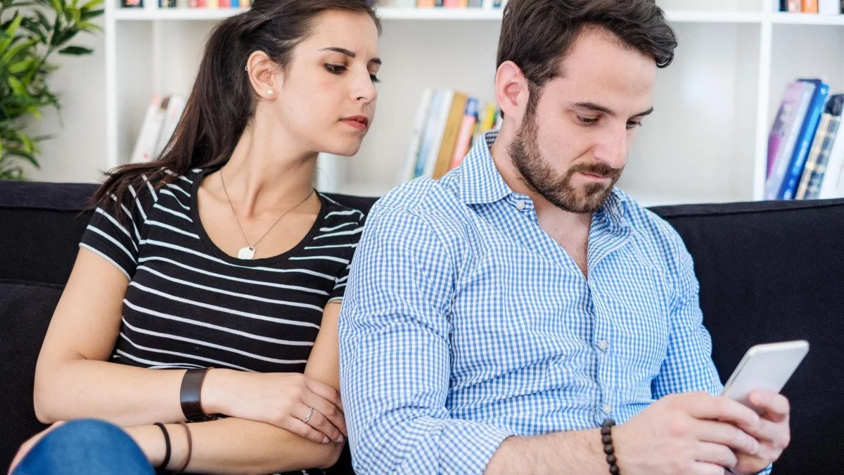 Jalousie, contrôle, fouille : ce que ça dit de ta blessure (et comment apaiser sans te détester)